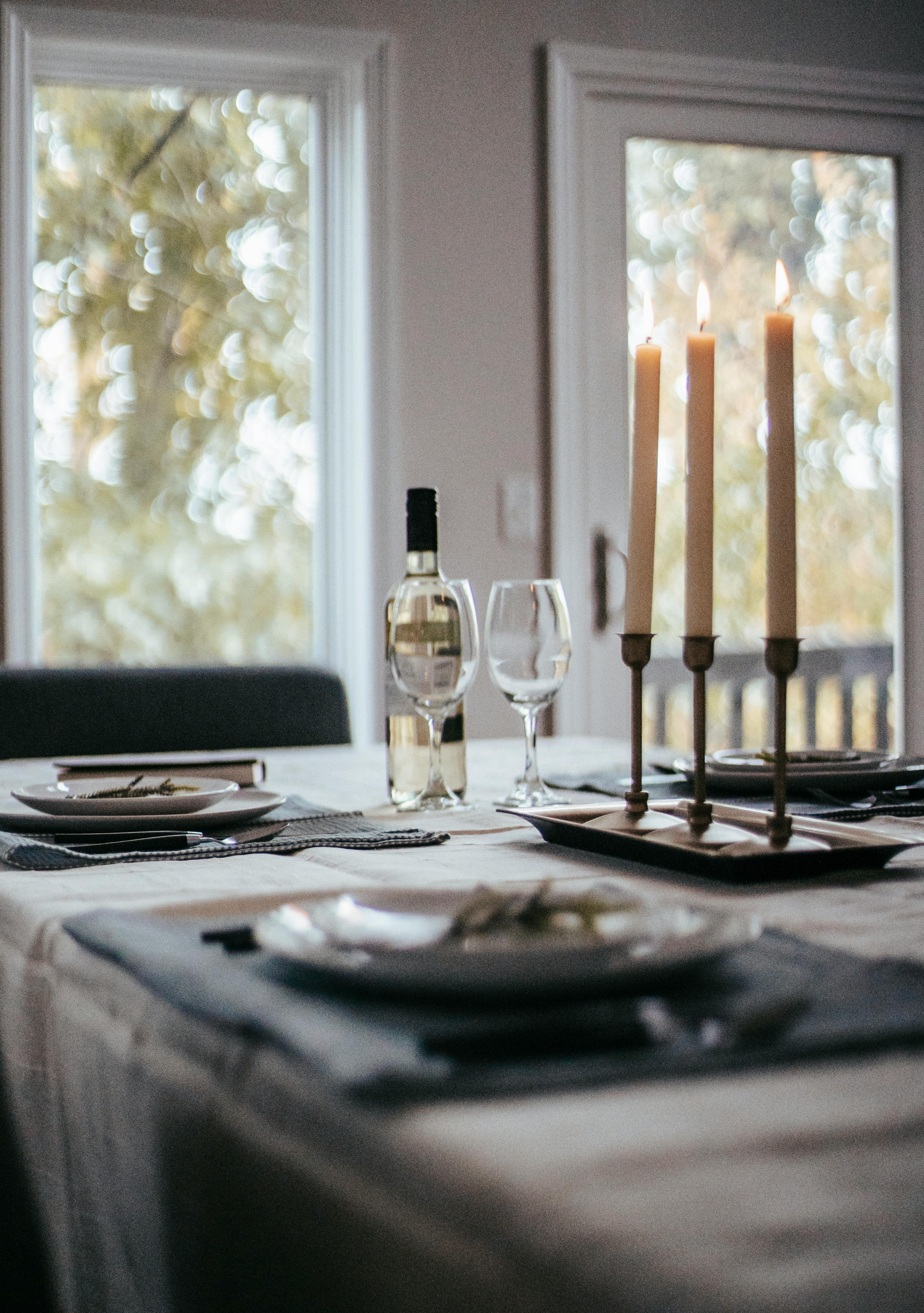 Una mesa preparada para cenar | Fuente: Pexels