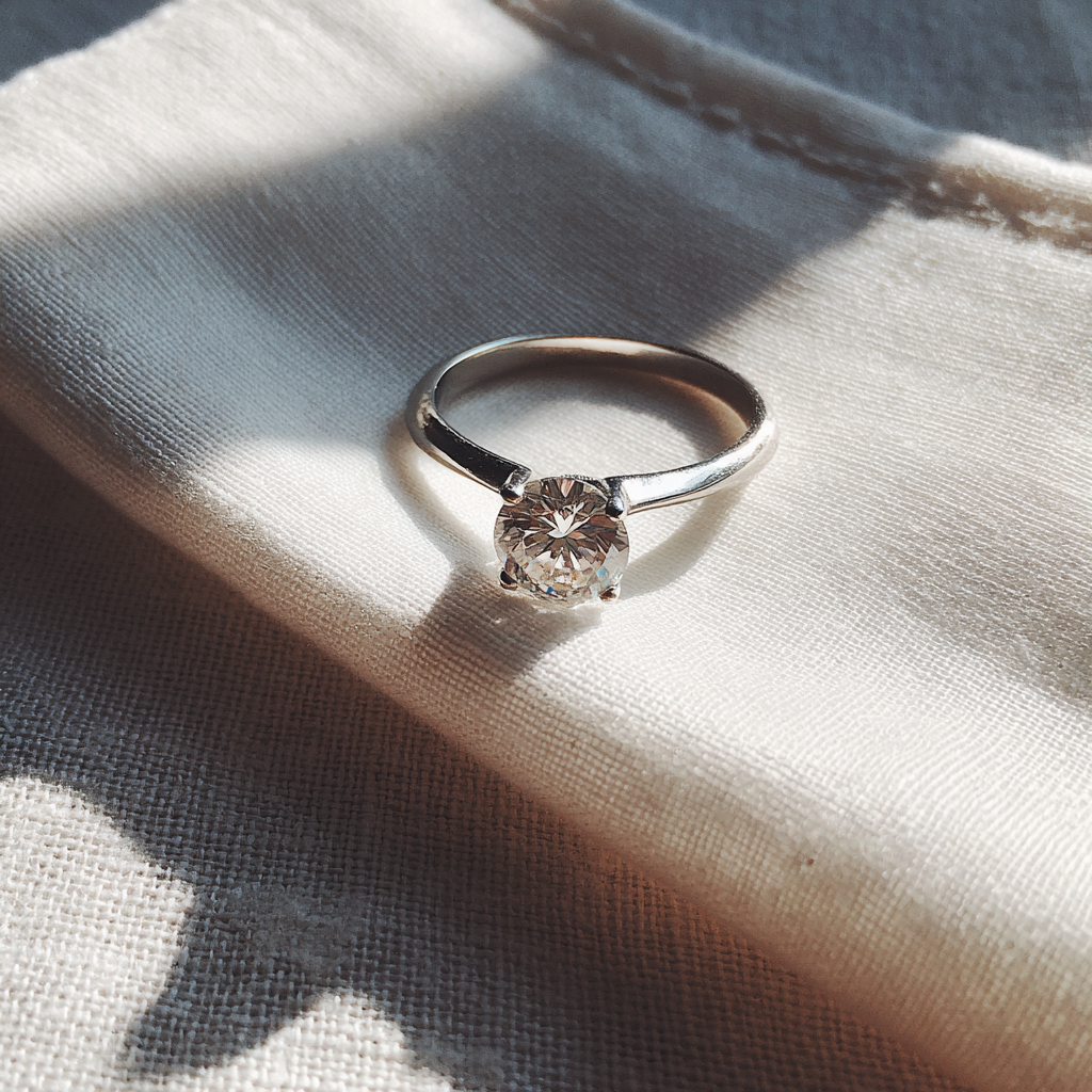 Un anillo de compromiso en una servilleta | Fuente: Midjourney