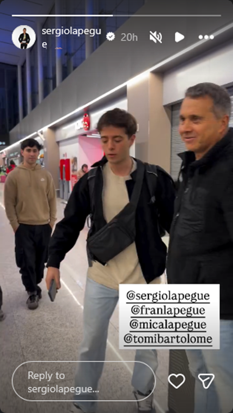 Sergio Lapegüe acompañando a su hijo Franco Elvis Lapegüe en el aeropuerto durante su despedida antes de irse a Estados Unidos | Fuente: Instagram/sergiolapegue