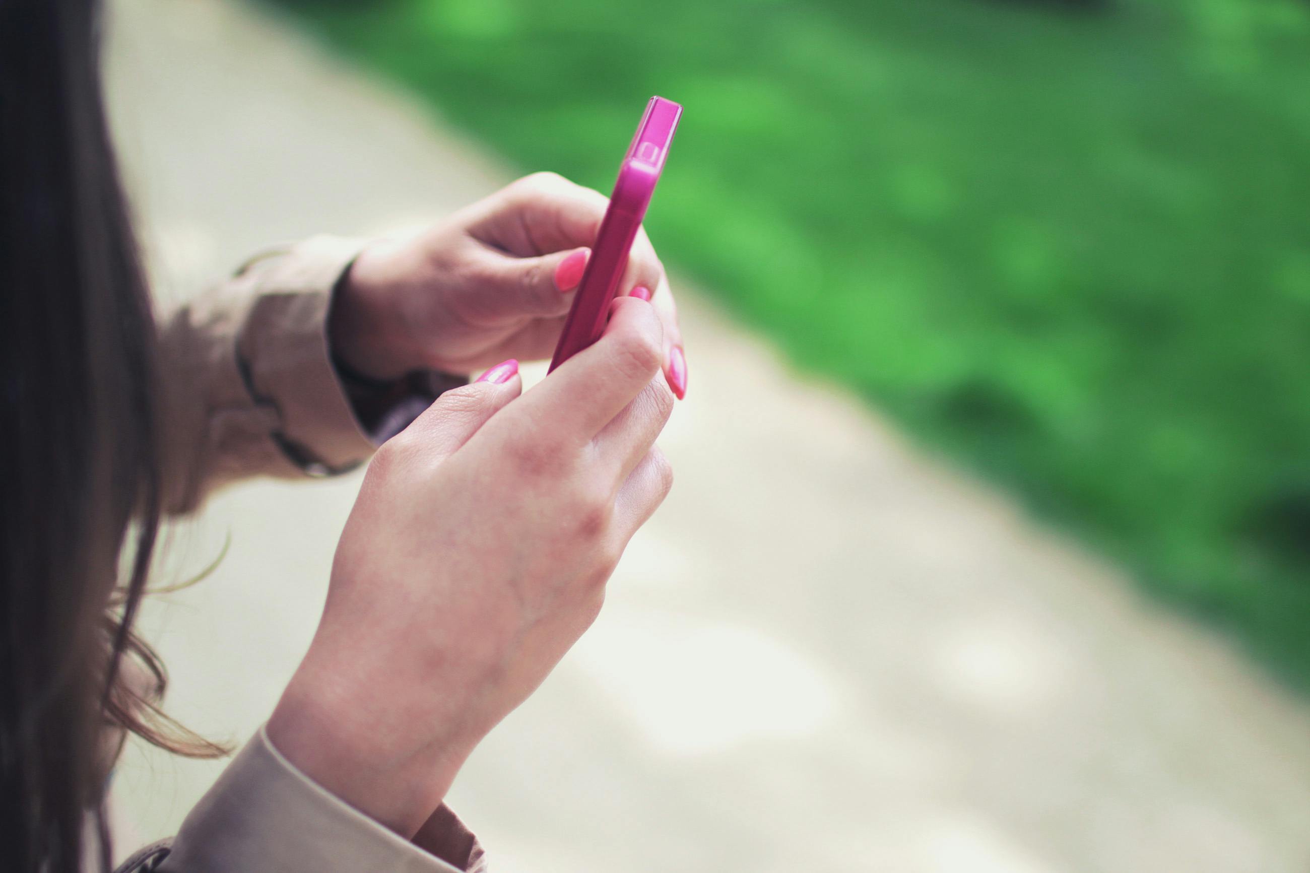 Mano de mujer sujetando un smartphone | Fuente: Pexels