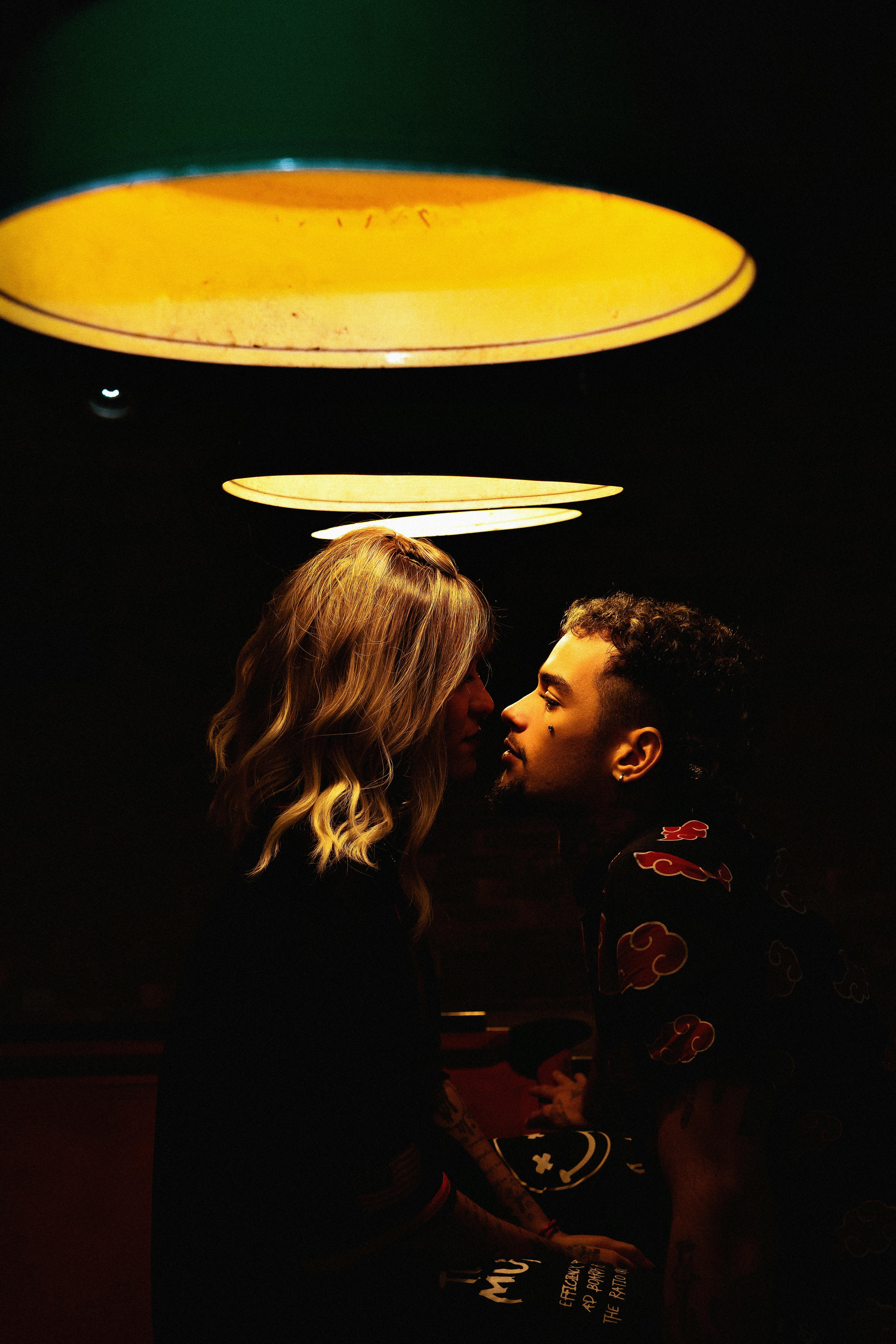 Pareja de jóvenes besándose bajo las luces | Fuente: Pexels