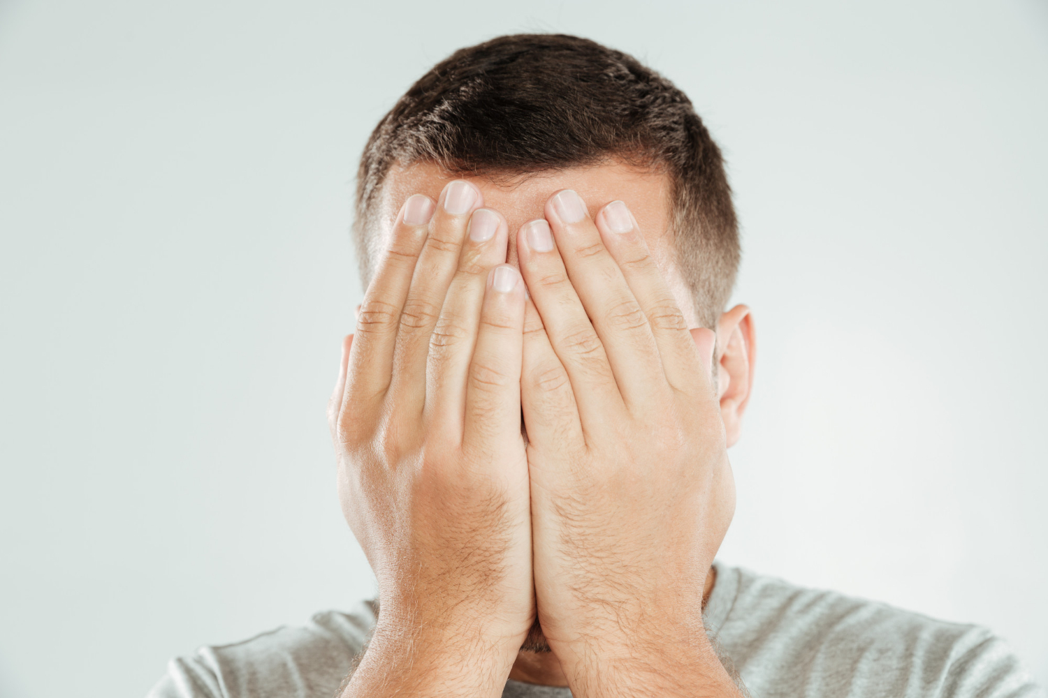 Un hombre cubriéndose la cara | Fuente: Freepik