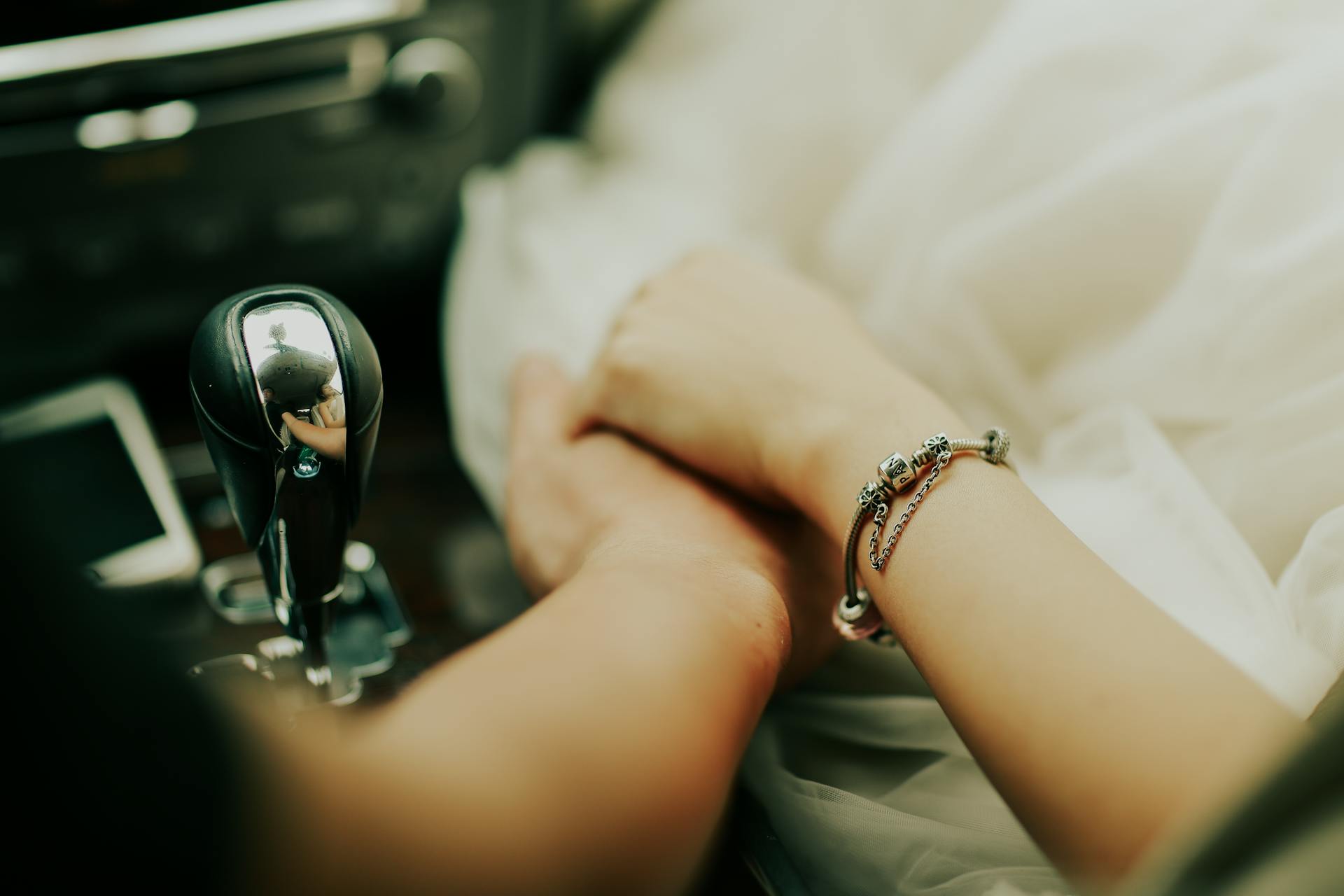Una pareja cogida de la mano en un automóvil | Fuente: Pexels