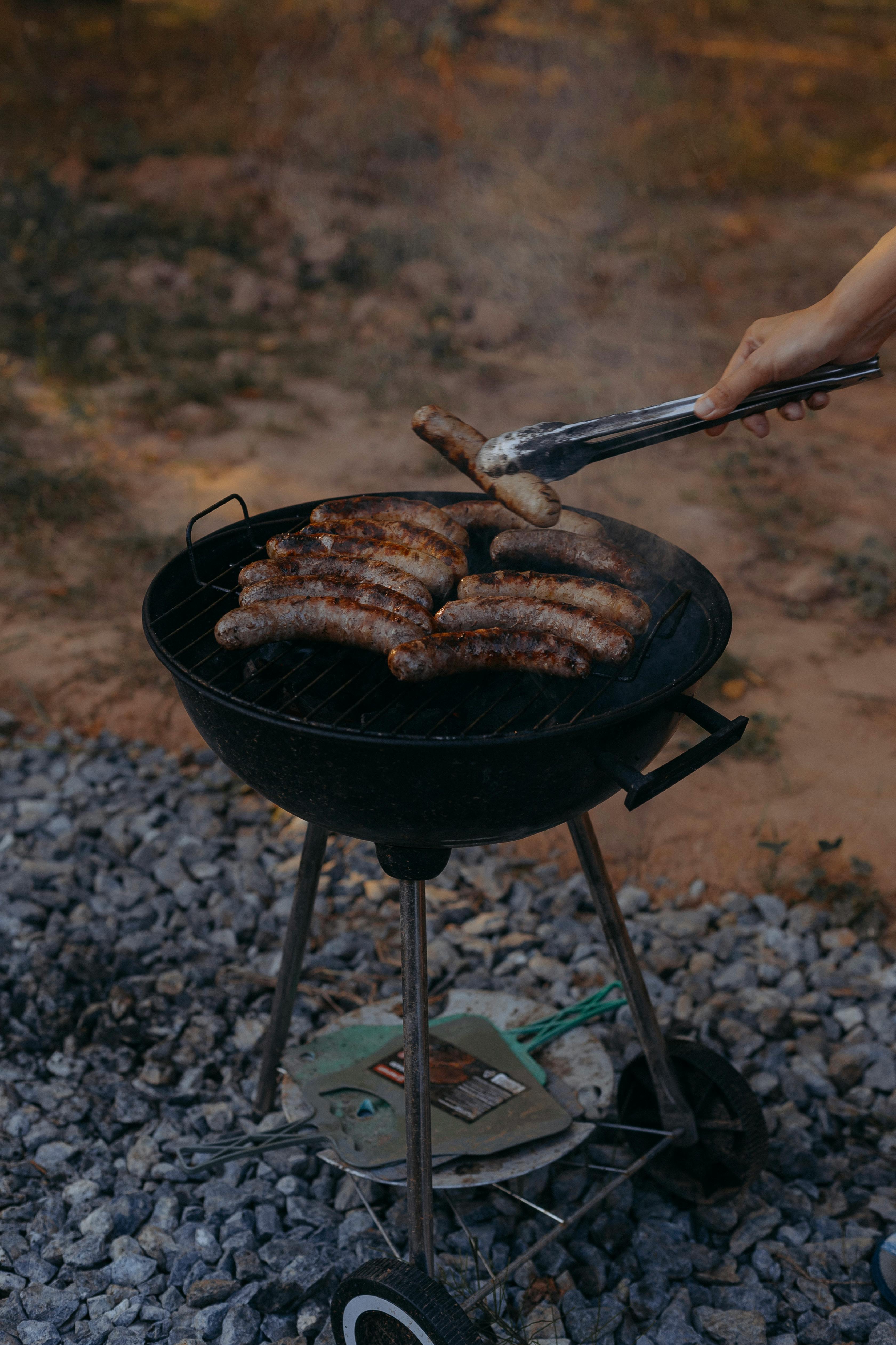 Alguien asando salchichas | Fuente: Pexels