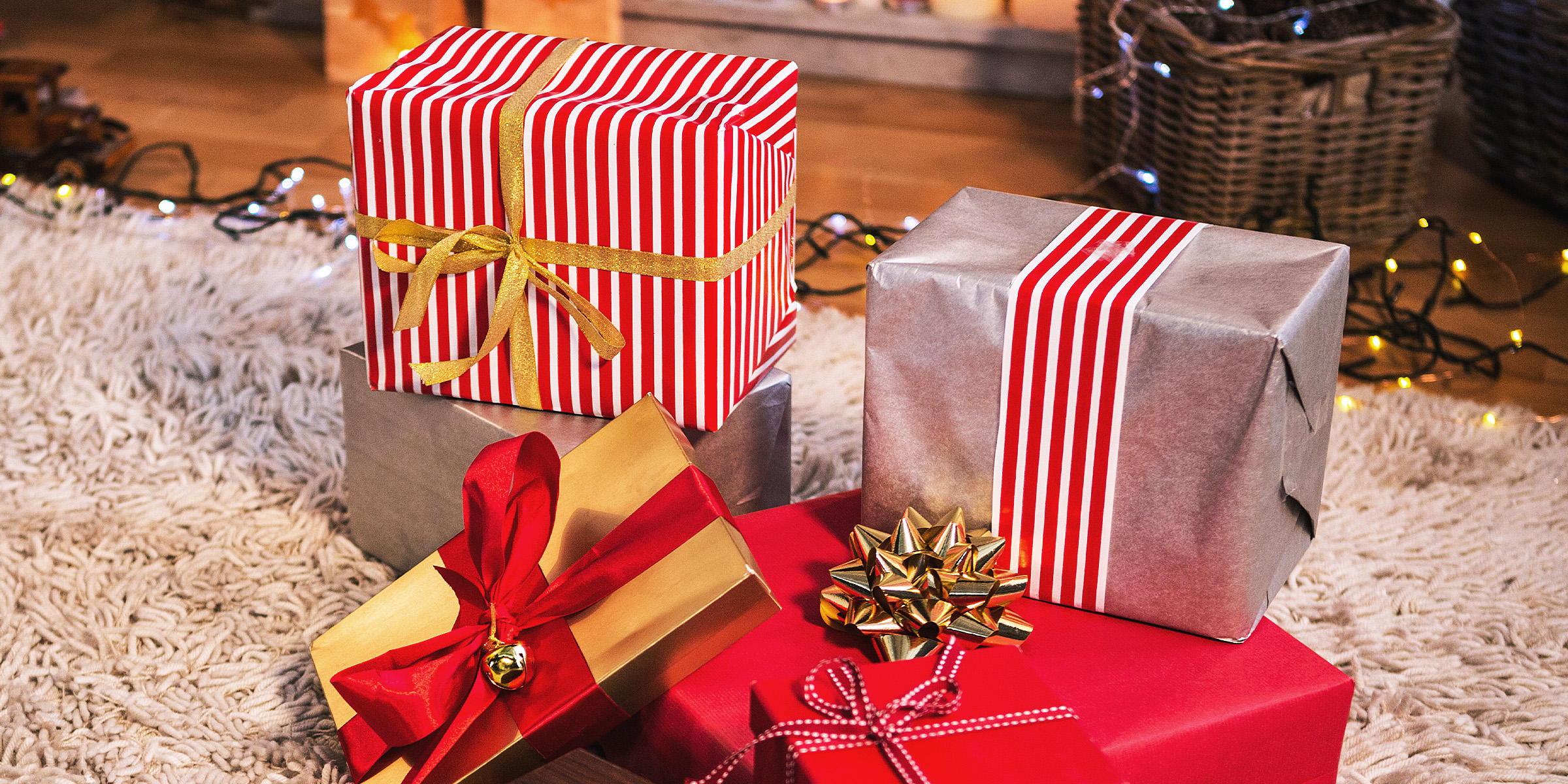 Un montón de regalos envueltos | Fuente: Freepik