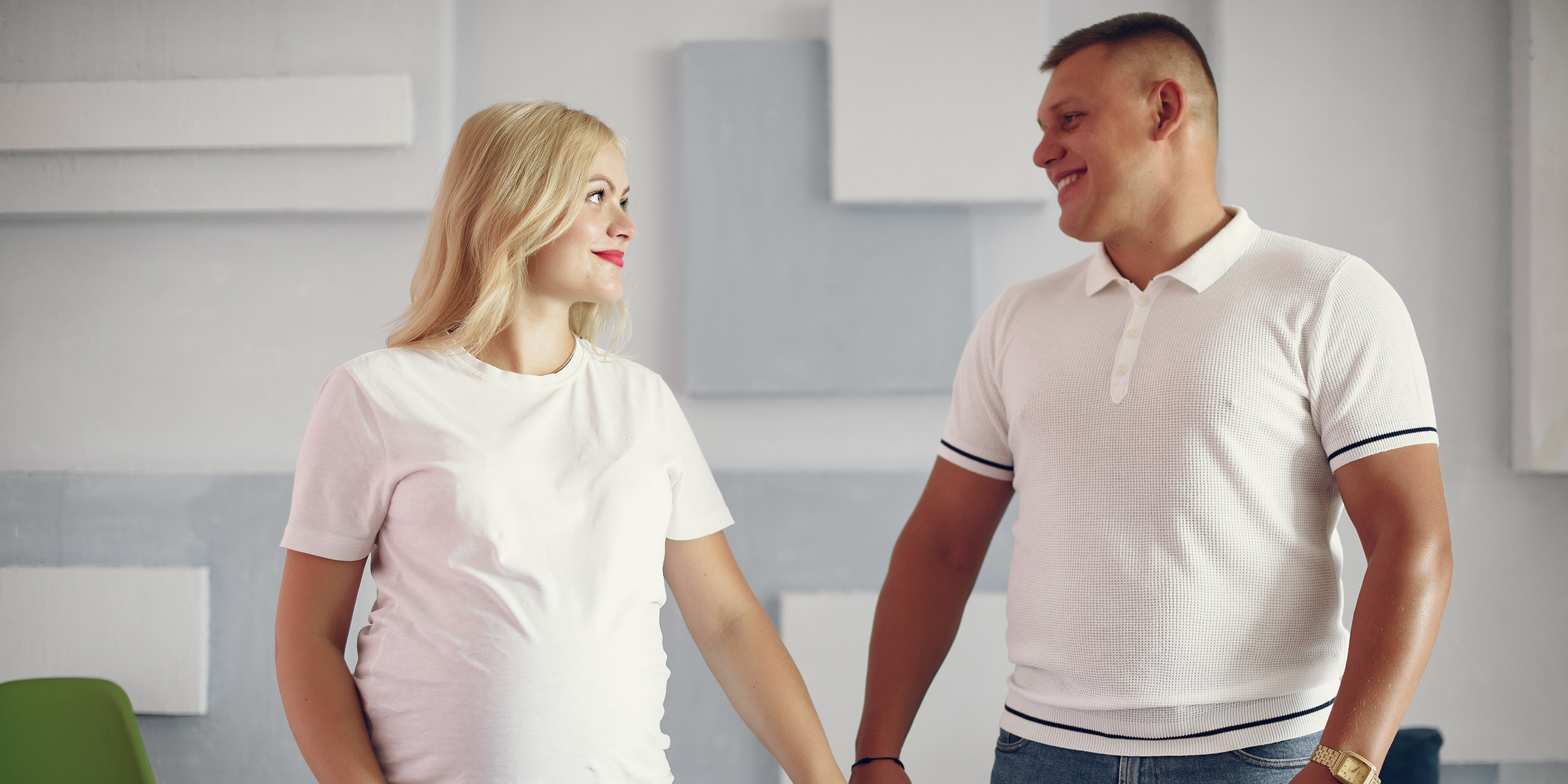 Una pareja feliz de la mano | Fuente: Freepik
