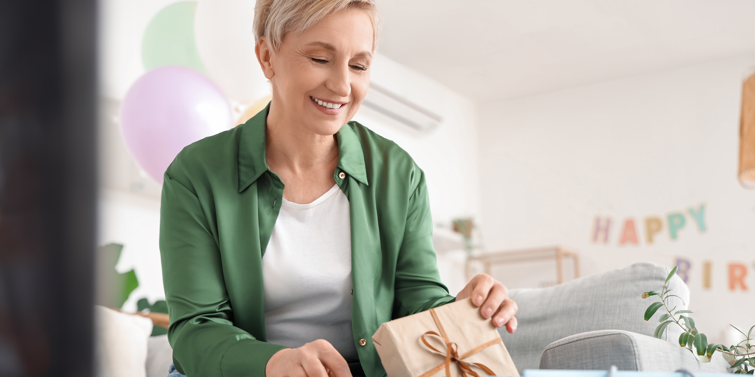 Una mujer sosteniendo una caja de regalo | Fuente: Shutterstock