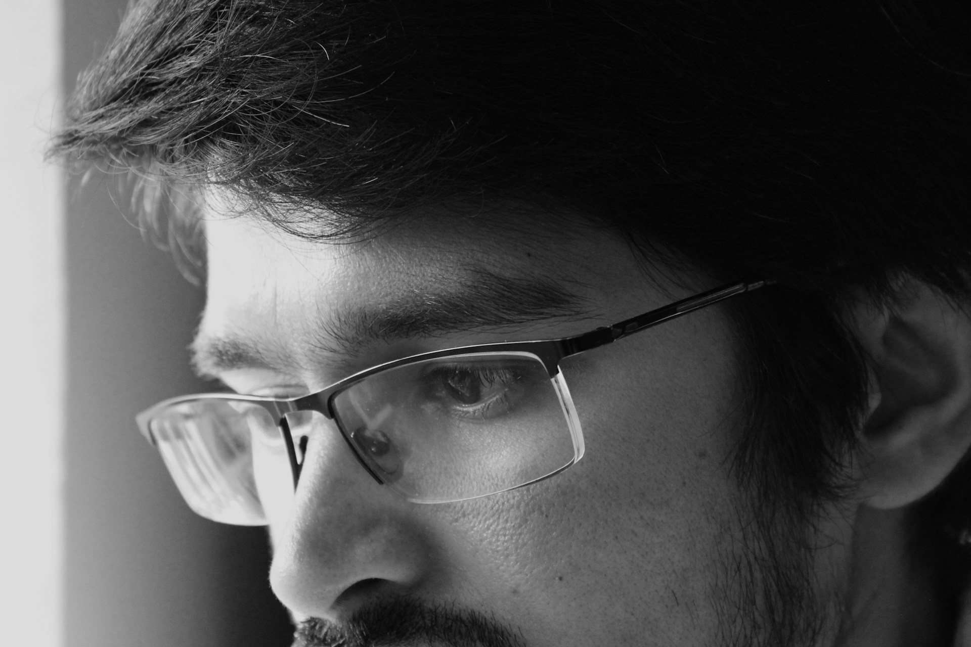 Un hombre con mirada triste y pensativa | Fuente: Unsplash