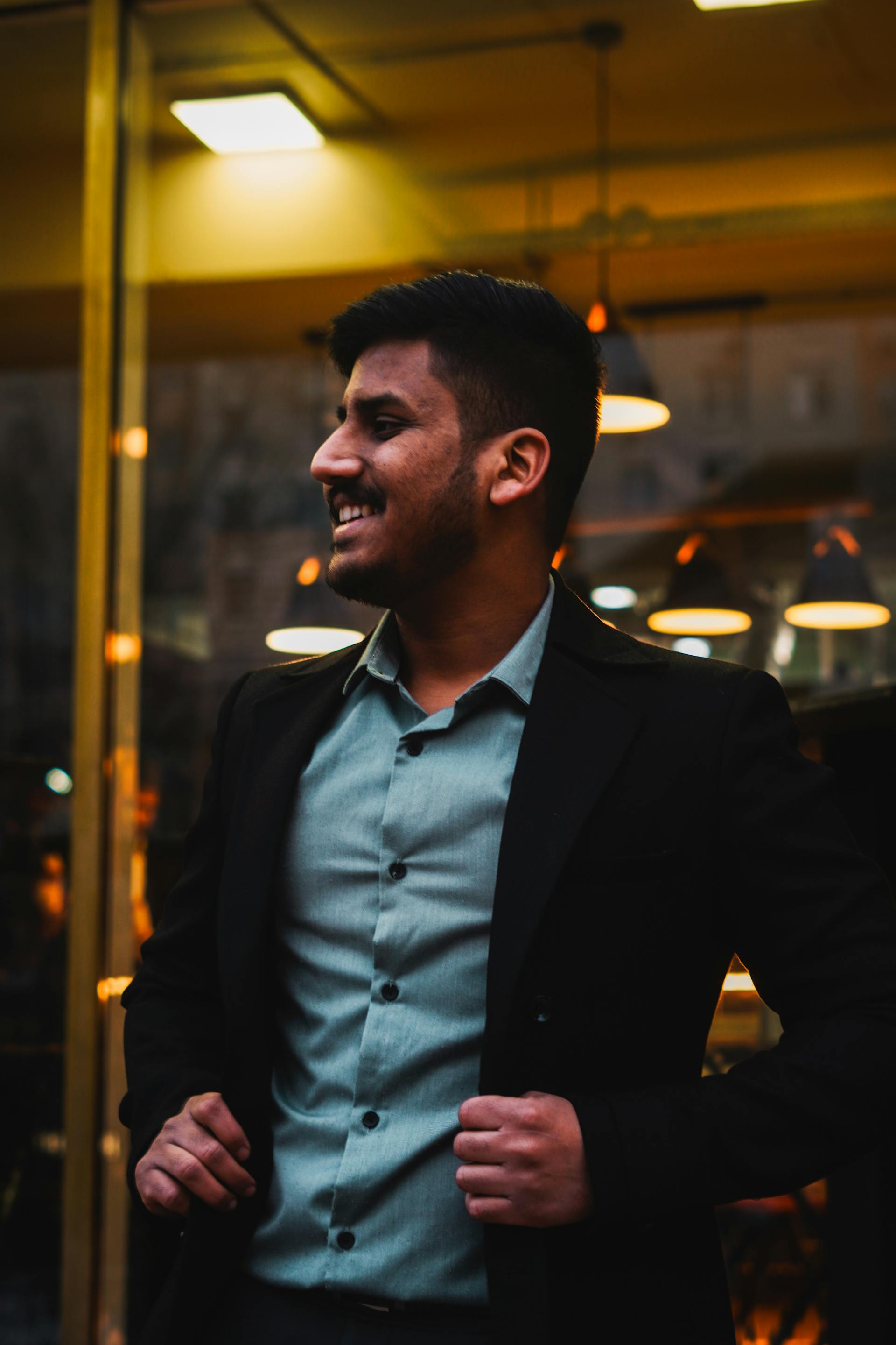 Un hombre sonriendo en un restaurante | Fuente: Pexels