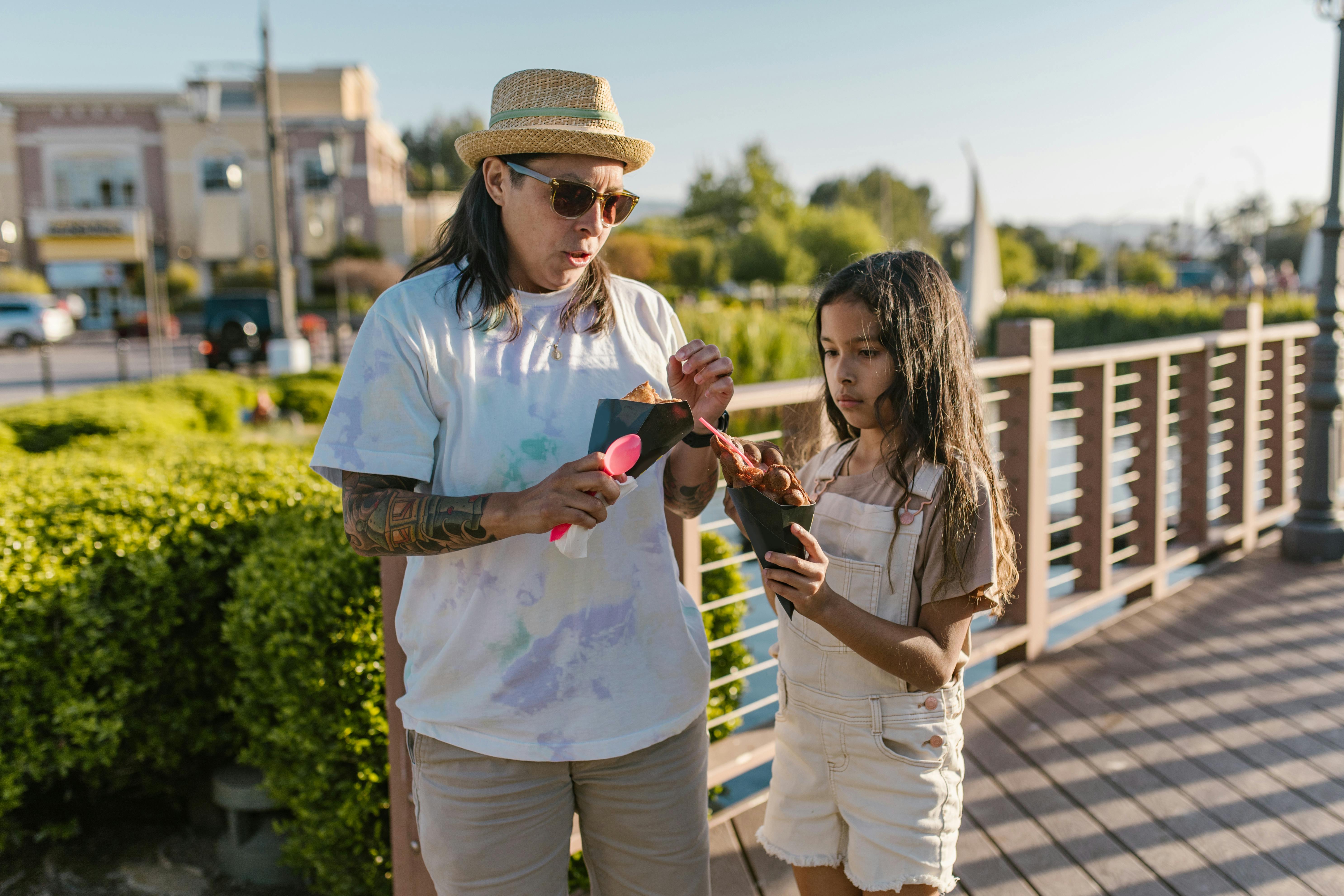 Padre e hija disfrutando de un helado | Fuente: Pexels