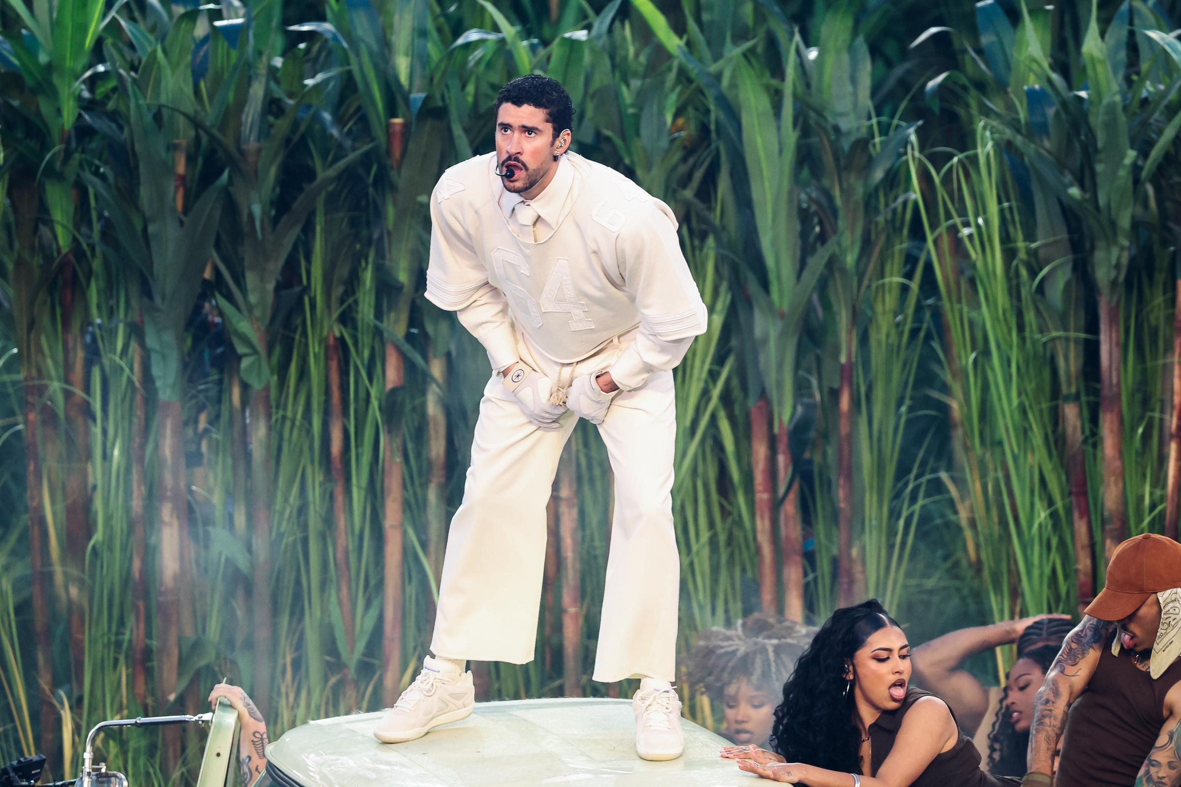 Bad Bunny se presenta durante el espectáculo de medio tiempo de Apple Music en el Super Bowl LX entre los Seattle Seahawks y los New England Patriots, en el Levi Stadium, Santa Clara, California. | Fuente: Getty Images