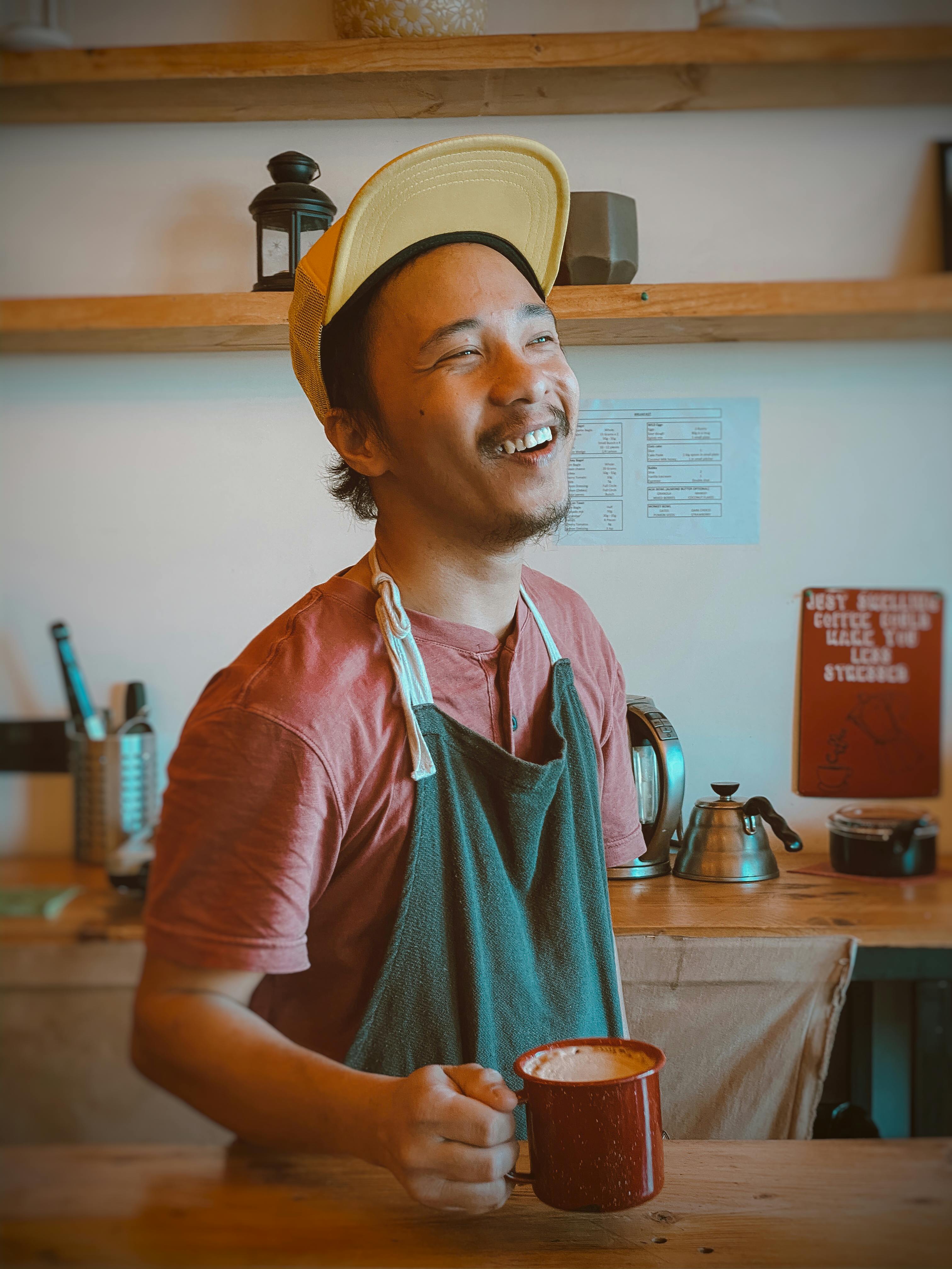 Un barista feliz | Fuente: Pexels