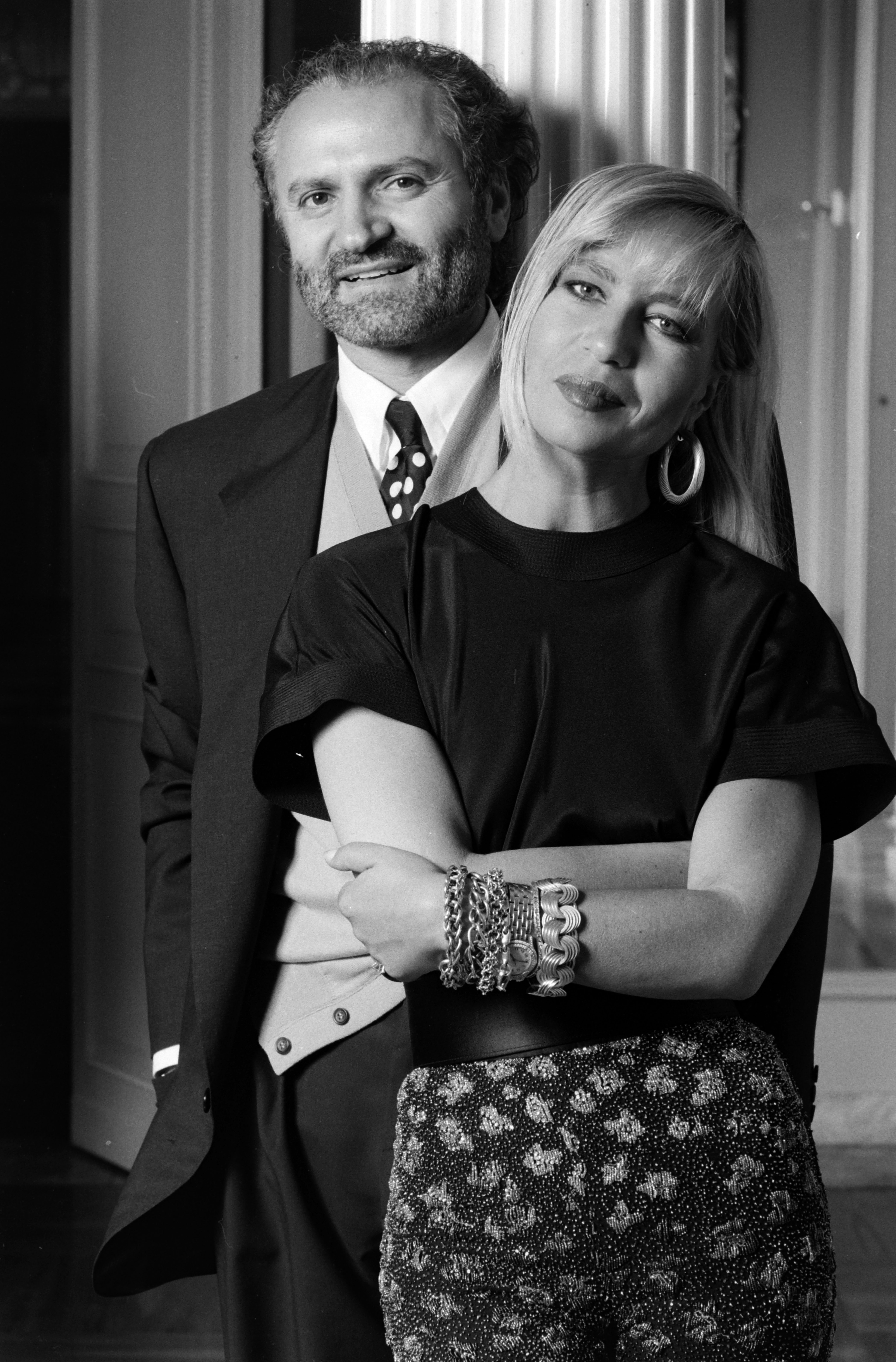 Gianni y Donatella Versace posan para una foto el 7 de marzo de 1990 | Fuente: Getty Images.