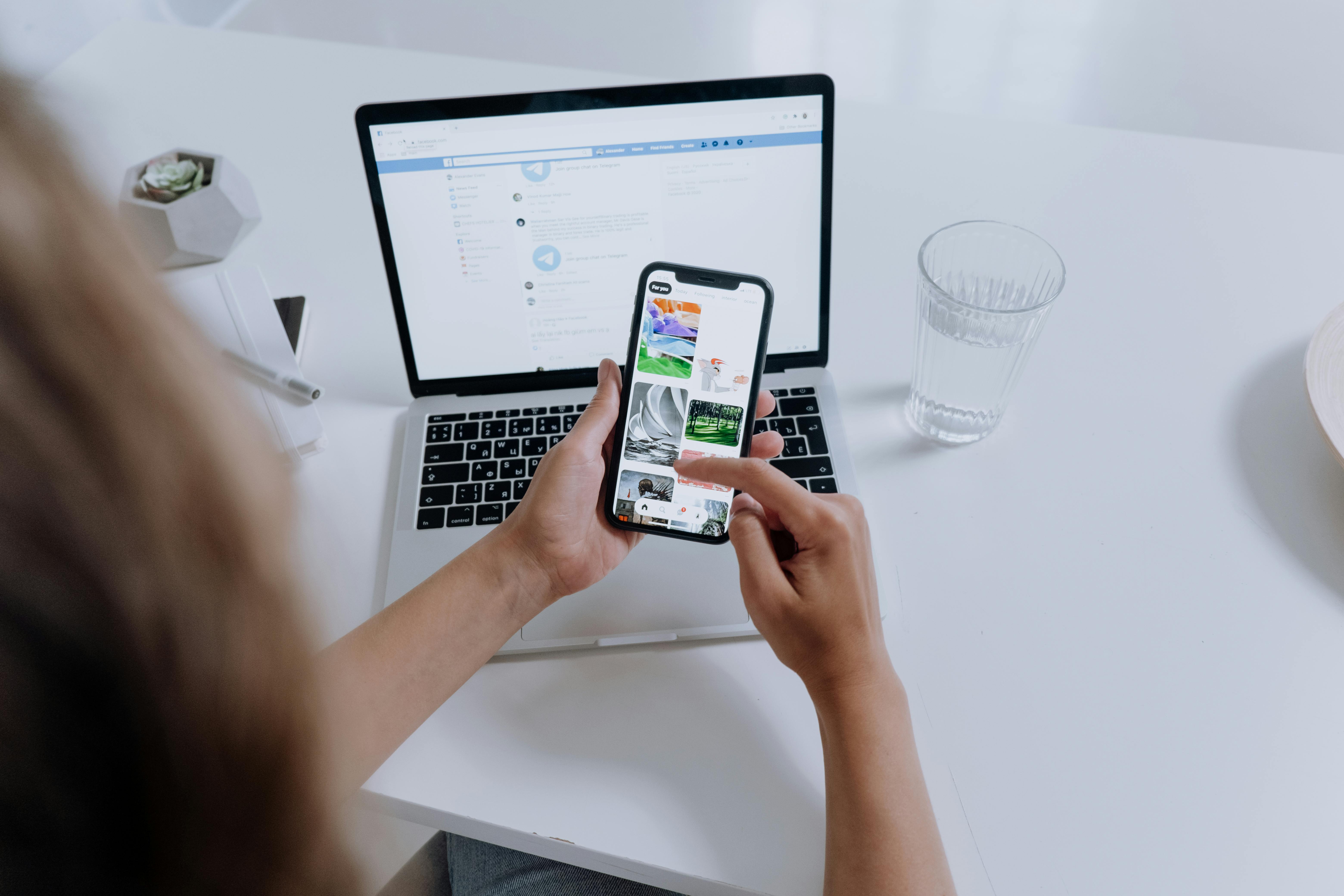 Una persona utilizando un teléfono móvil | Fuente: Pexels