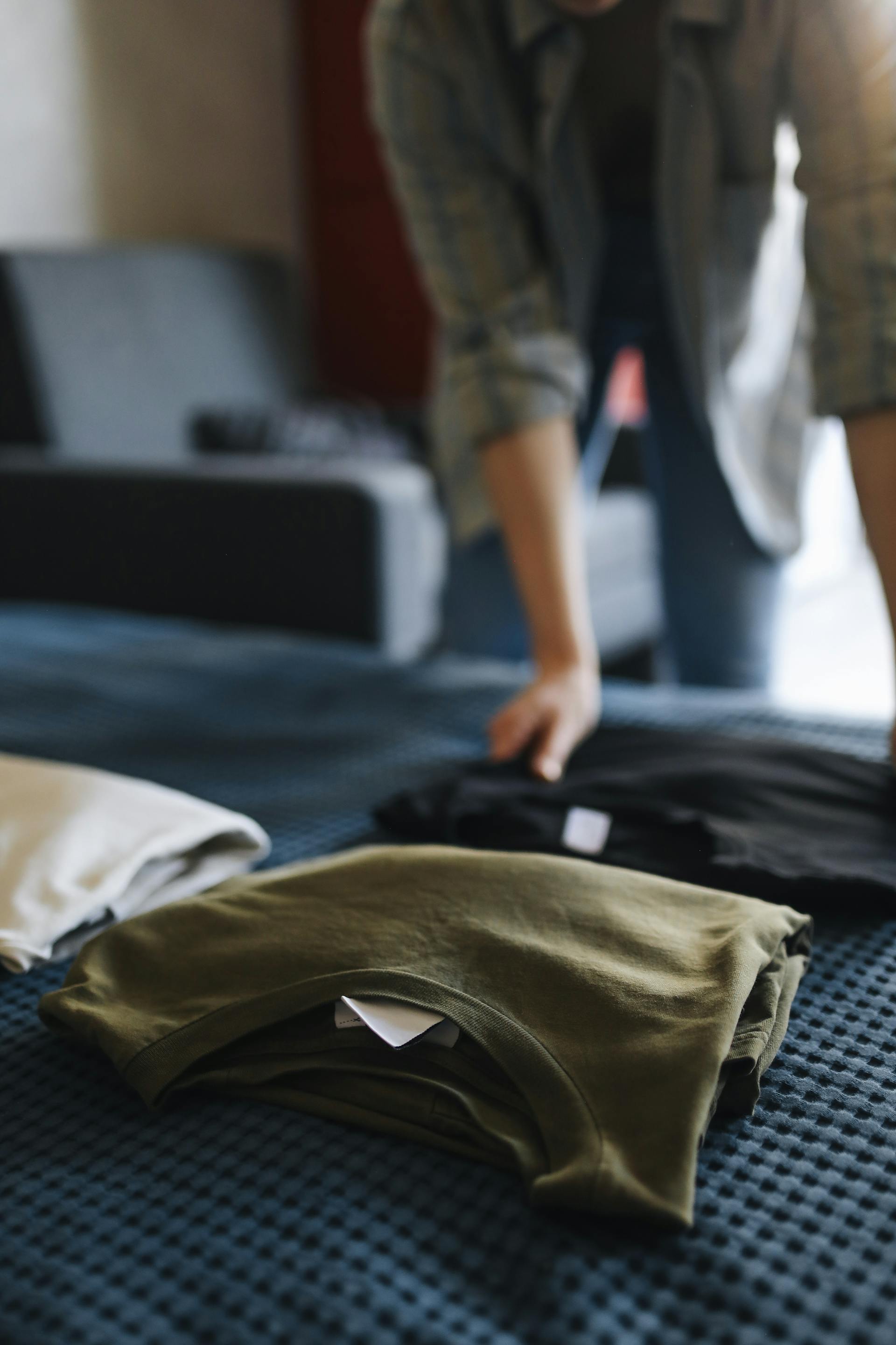 Una persona doblando la ropa | Fuente: Pexels