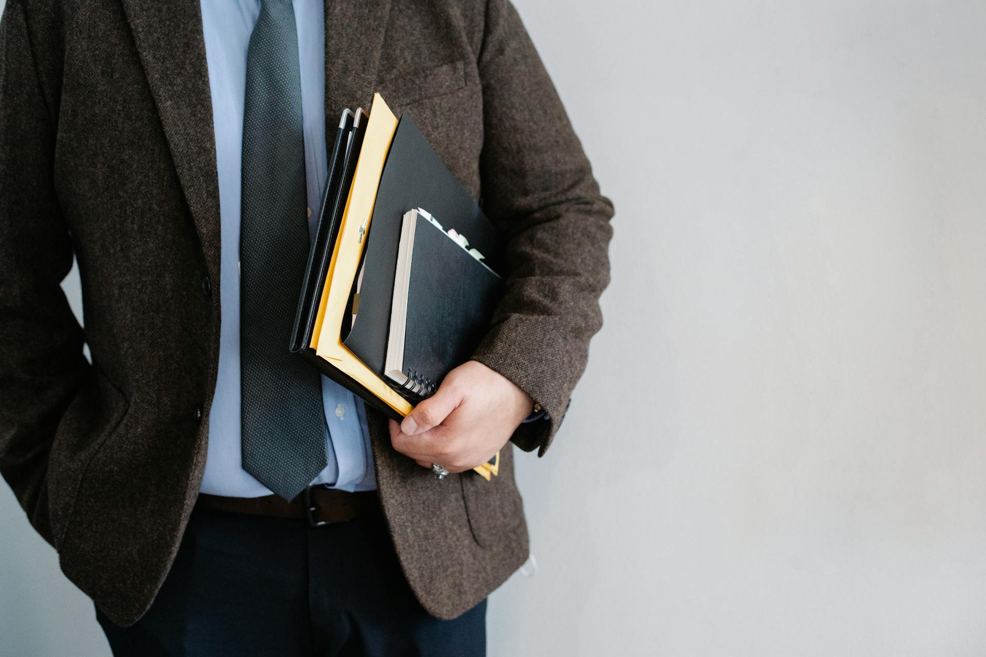 Un hombre sujetando un juego de archivos | Fuente: Pexels
