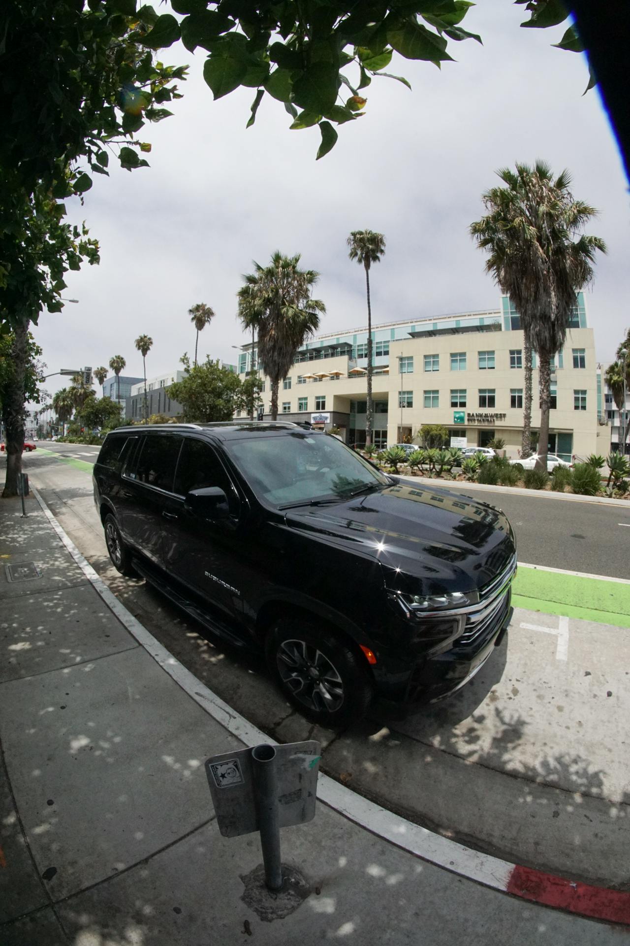 Un todoterreno negro estacionado en la calle | Fuente: Pexels