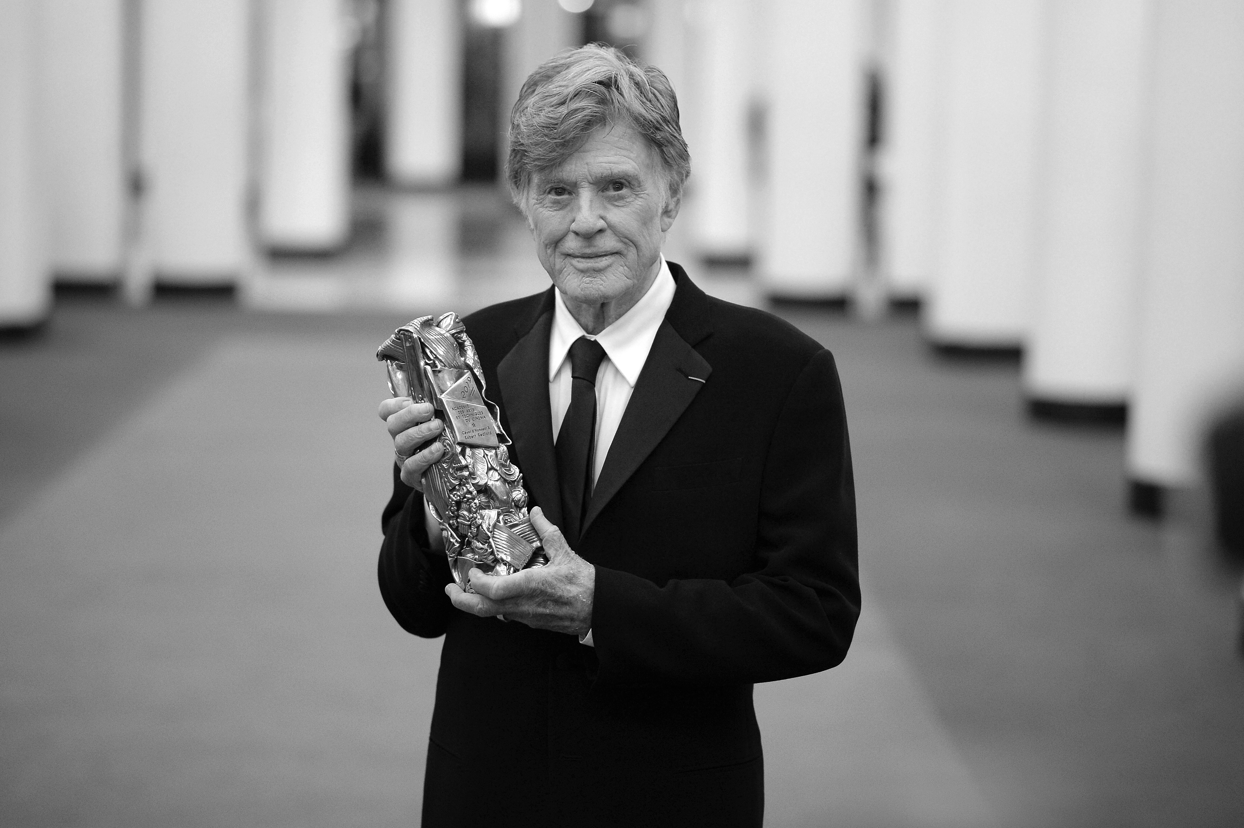 El actor Robert Redford posa con el Premio Honorífico César durante los Premios César de Cine 2019 en la Salle Pleyel el 22 de febrero de 2019 en París, Francia. | Fuente: Getty Images