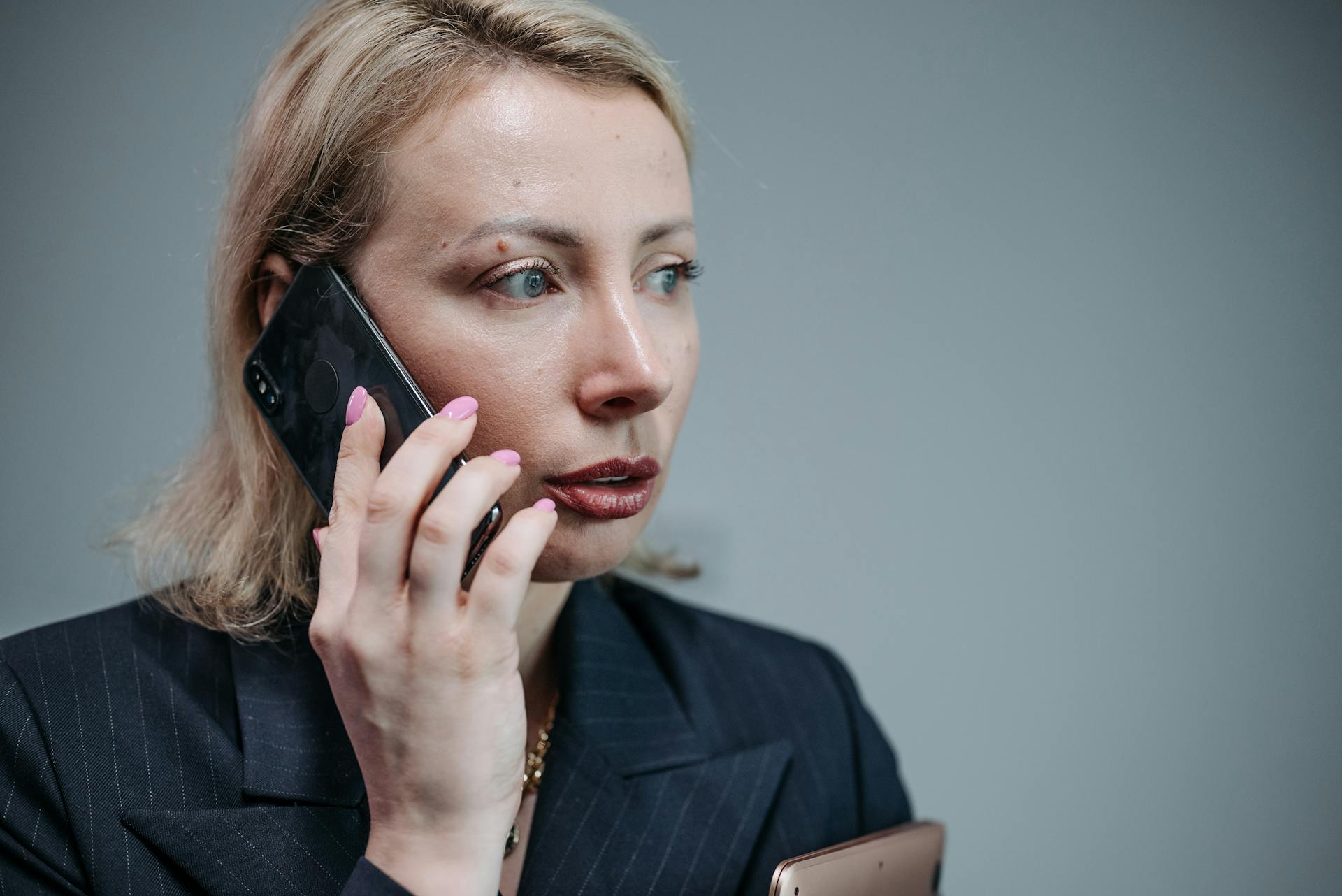 Una mujer hablando por teléfono | Fuente: Pexels
