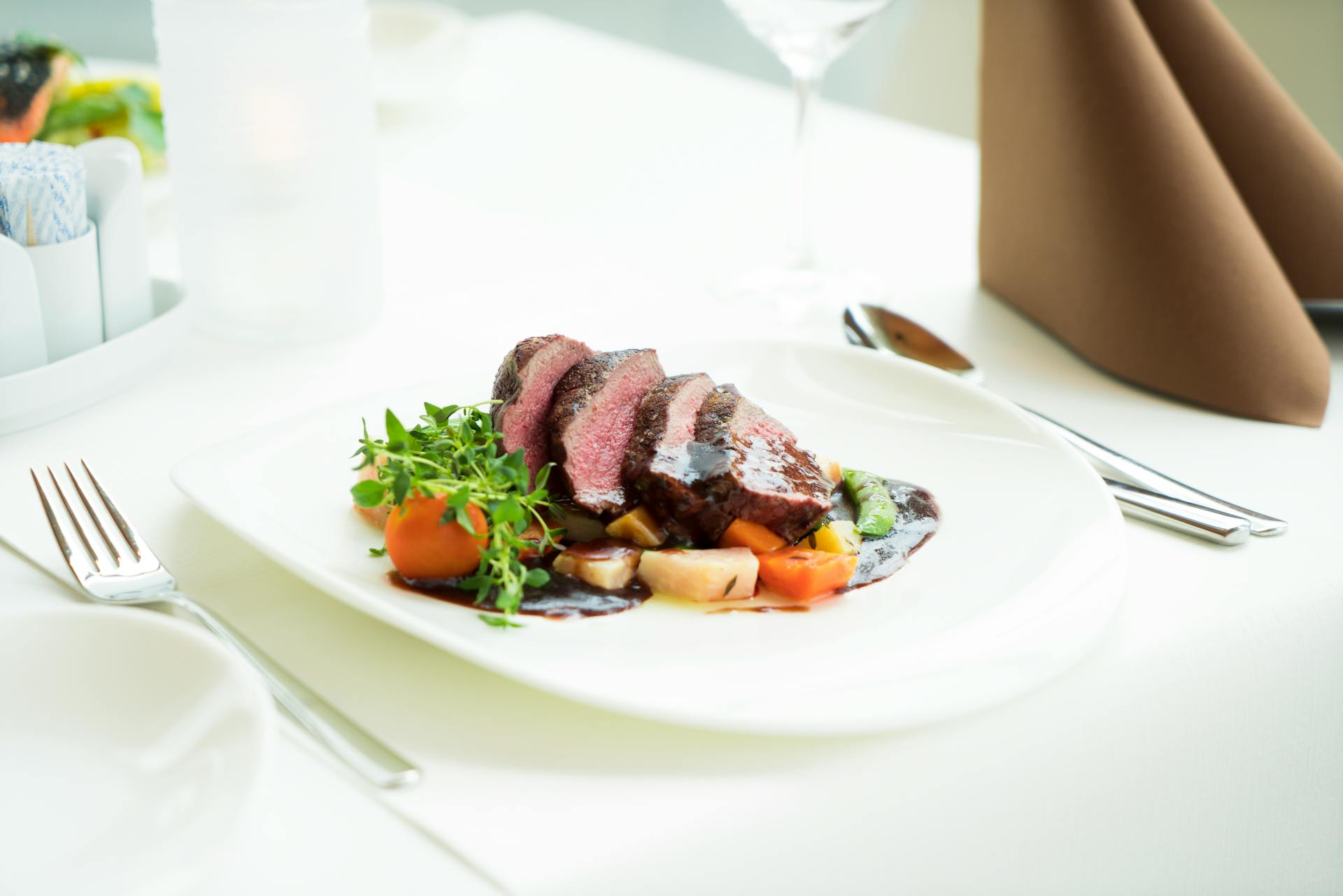 Un plato de comida sobre una mesa | Fuente: Pexels