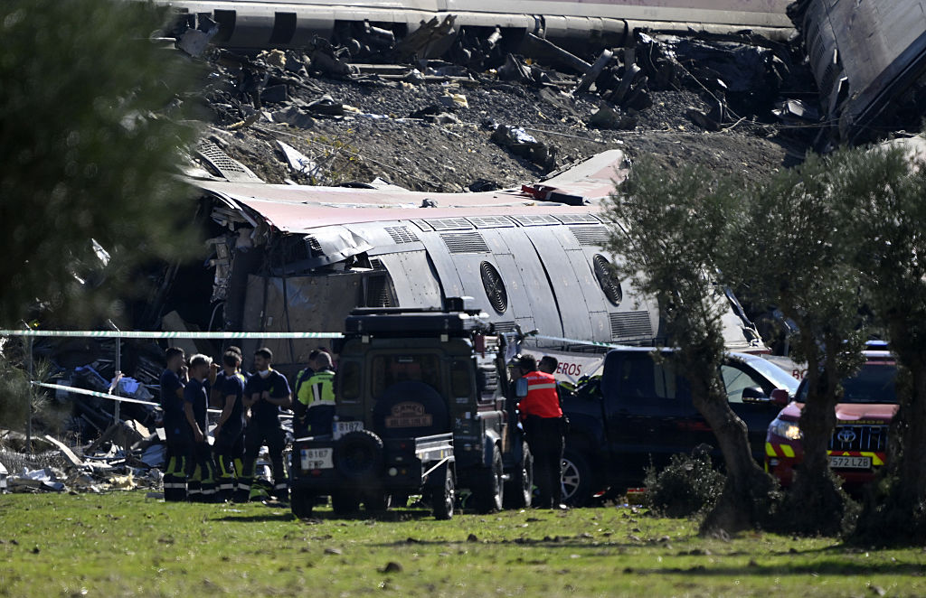 Equipos de emergencia trabajan en el lugar de una colisión en la que se vieron implicados dos trenes de alta velocidad, cerca de la estación de Urda, en la provincia de Toledo (España), el 28 de octubre de 2026. | Fuente: Getty Images