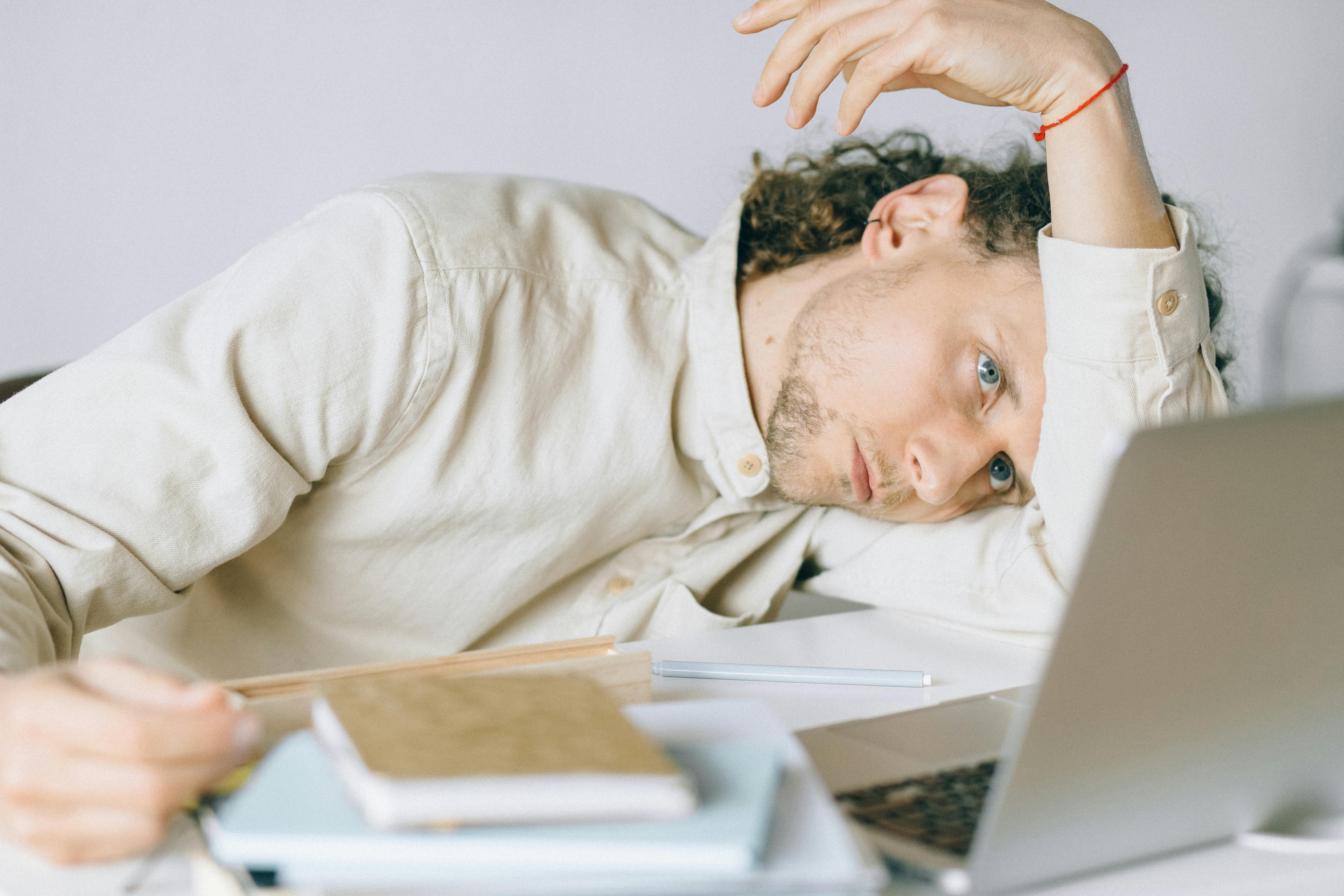 Un hombre exhausto en el trabajo | Fuente: Pexels