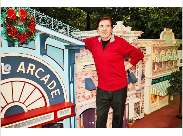 Una foto de Bobby Sherman tomada de una publicación de Instagram con fecha del 18 de junio de 2023. | Fuente: Instagram/bbscfoundation