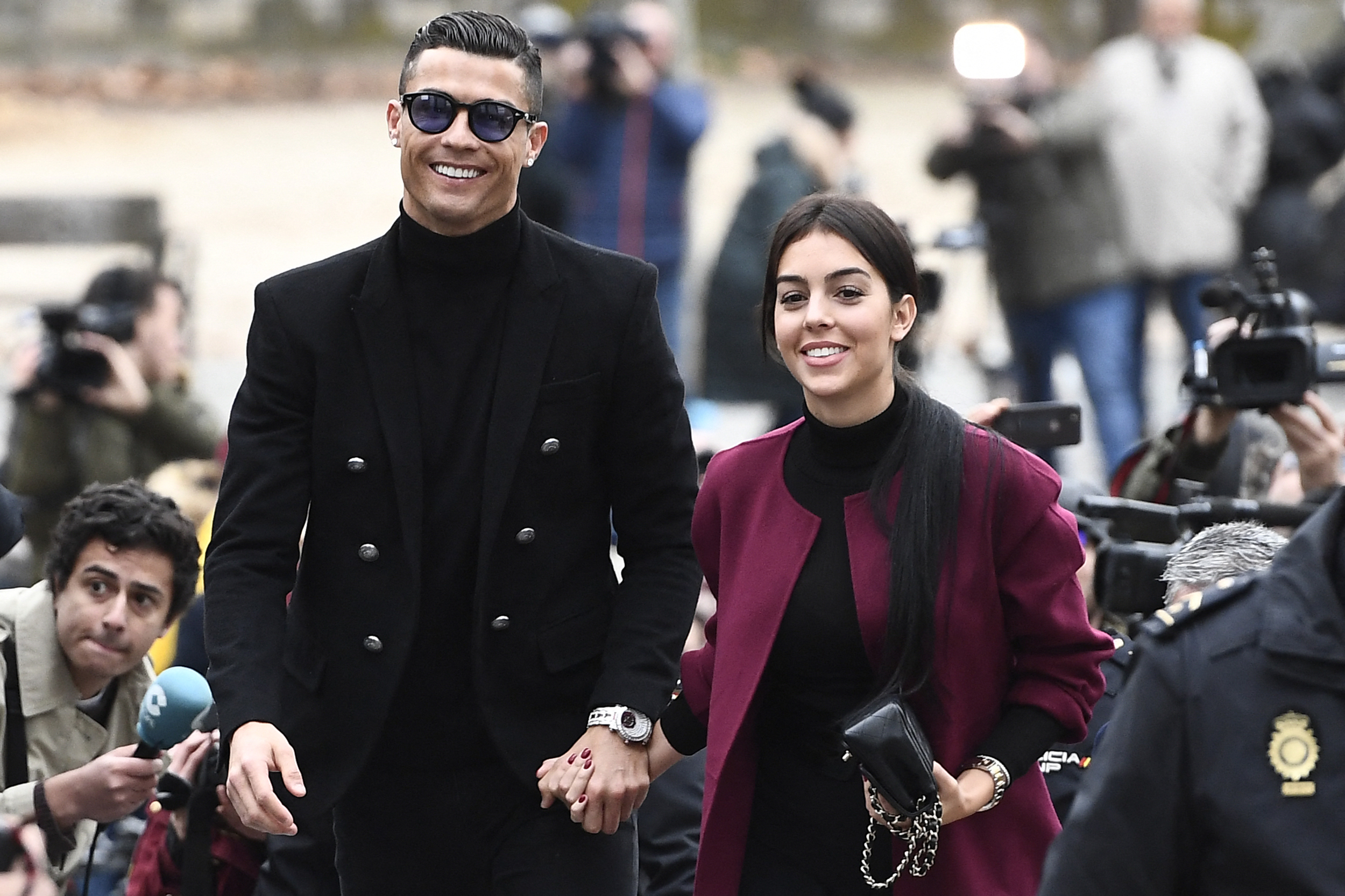 El delantero de la Juventus y exjugador del Real Madrid, Cristiano Ronaldo, llega con su novia española, Georgina Rodríguez, para asistir a una audiencia judicial por evasión fiscal en Madrid el 22 de enero de 2019. | Fuente: Getty Images.
