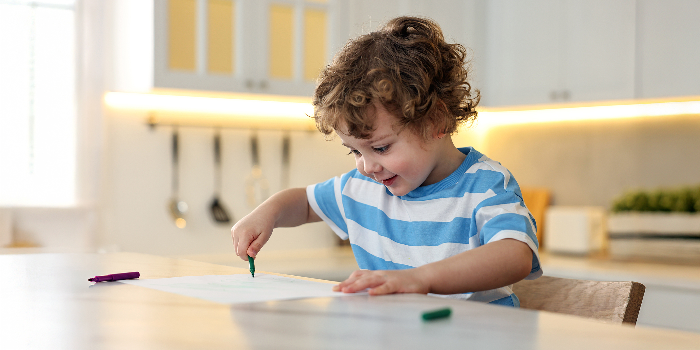 Niño pequeño haciendo un dibujo | Fuente: Shutterstock