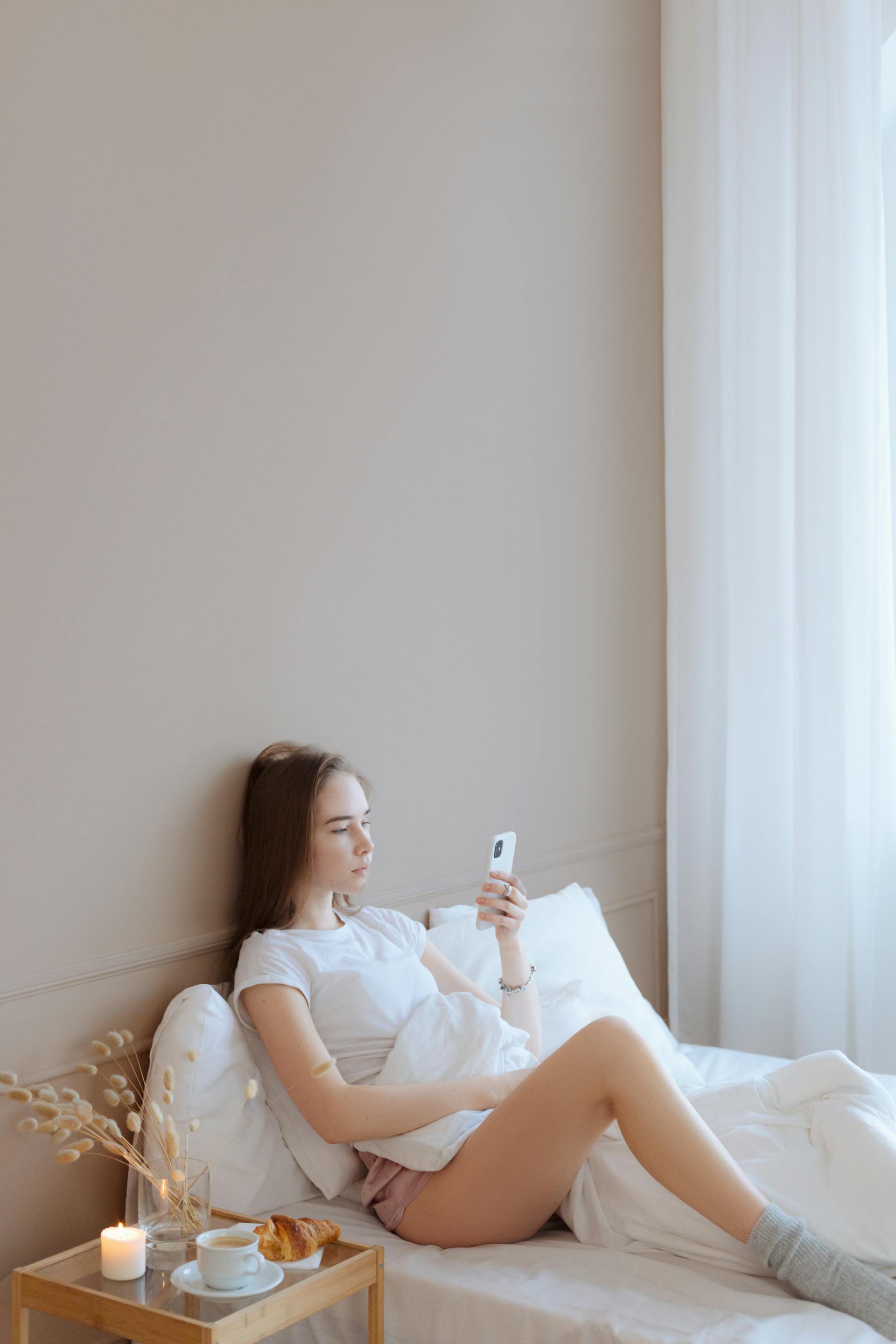 Una mujer mirando su móvil | Fuente: Pexels