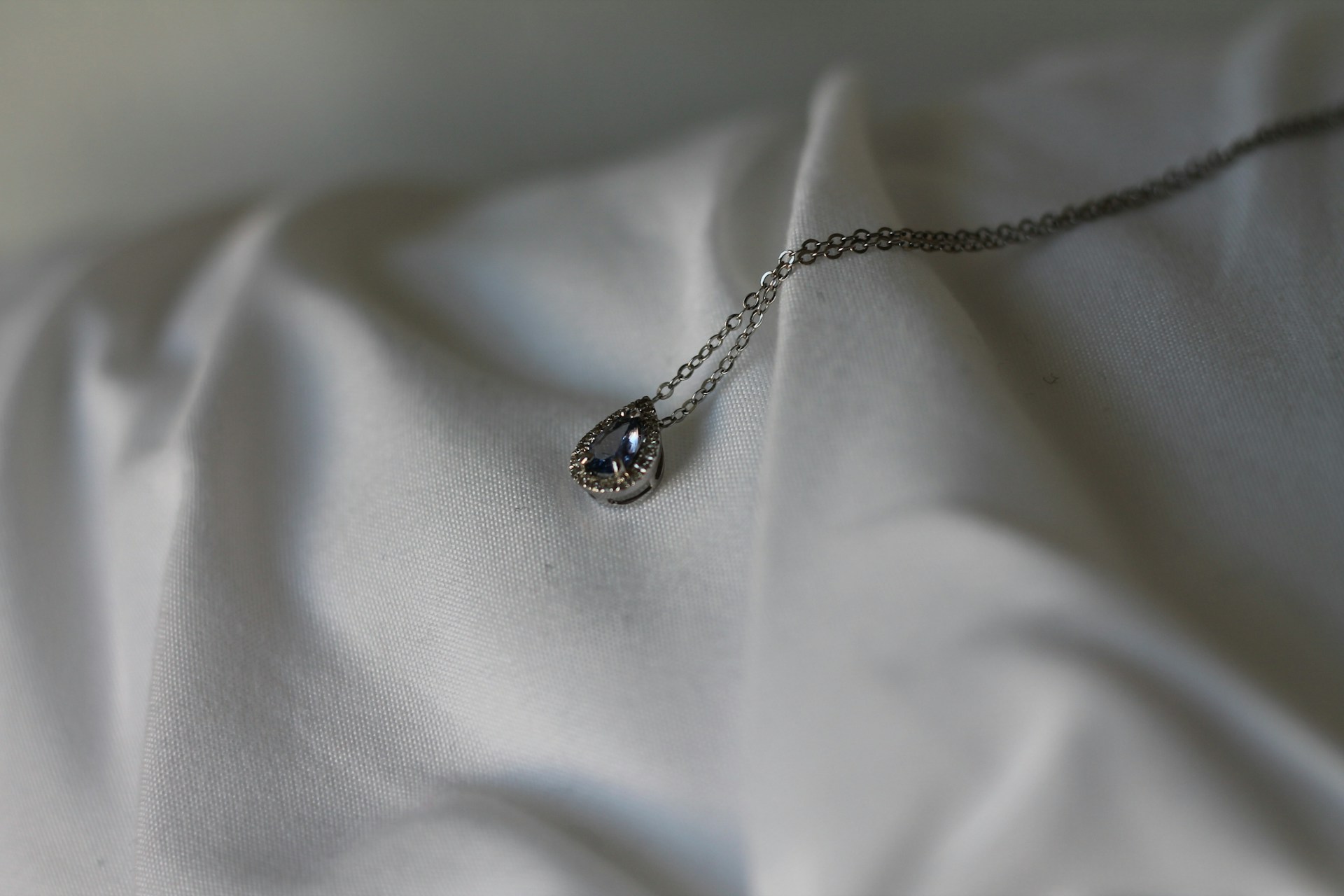 Un pequeño colgante de diamantes | Fuente: Unsplash
