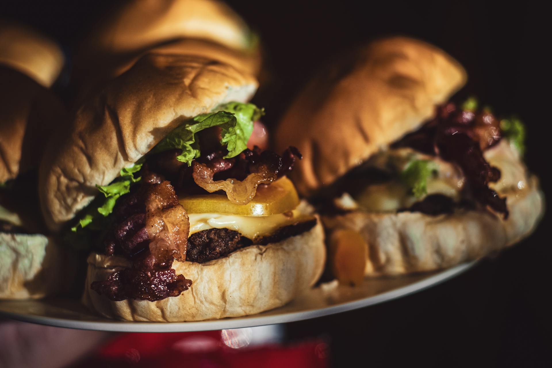 Primer plano de hamburguesas en un plato | Fuente: Pexels