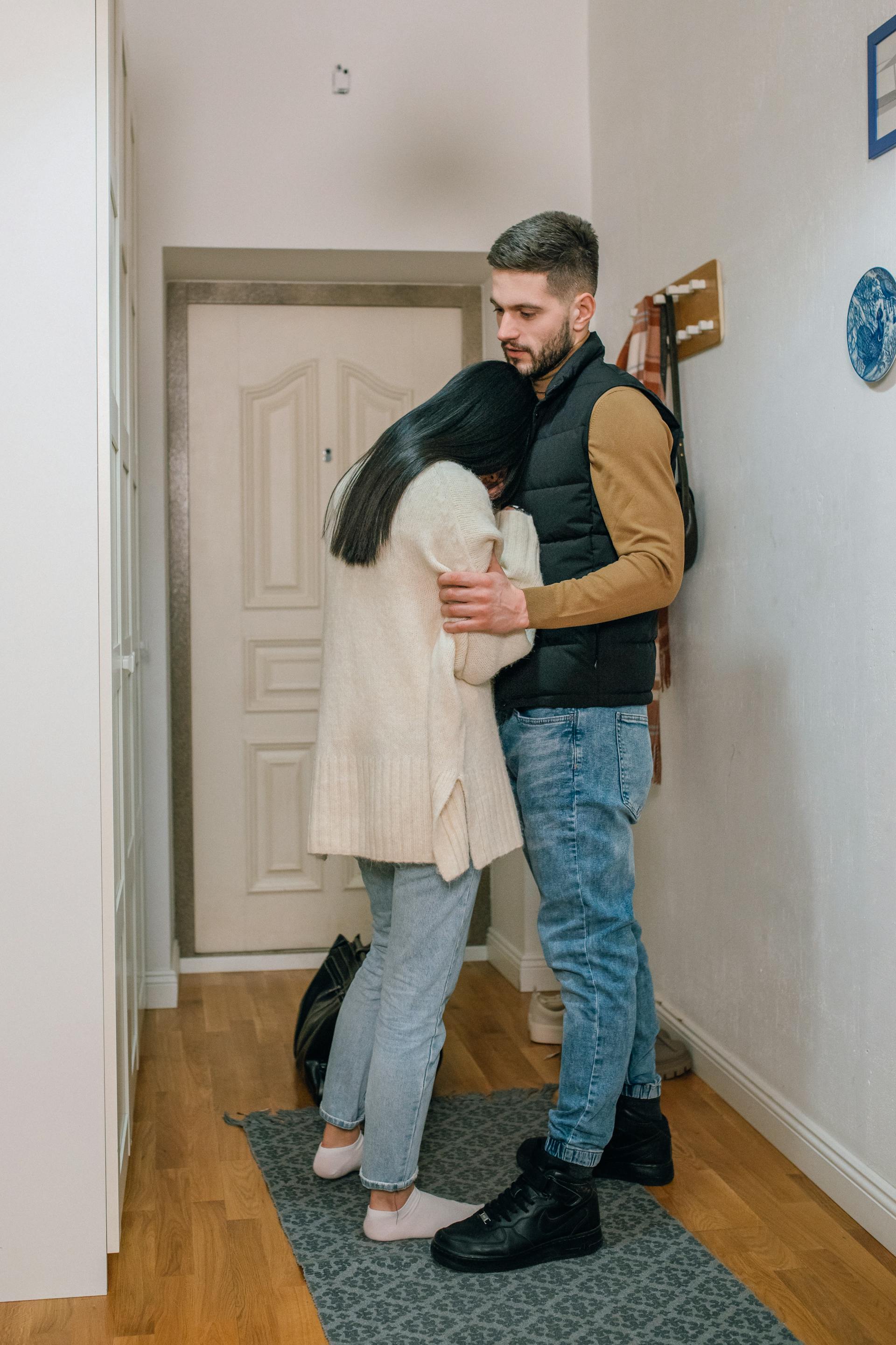 Un hombre consuela a una mujer que llora | Fuente: Pexels