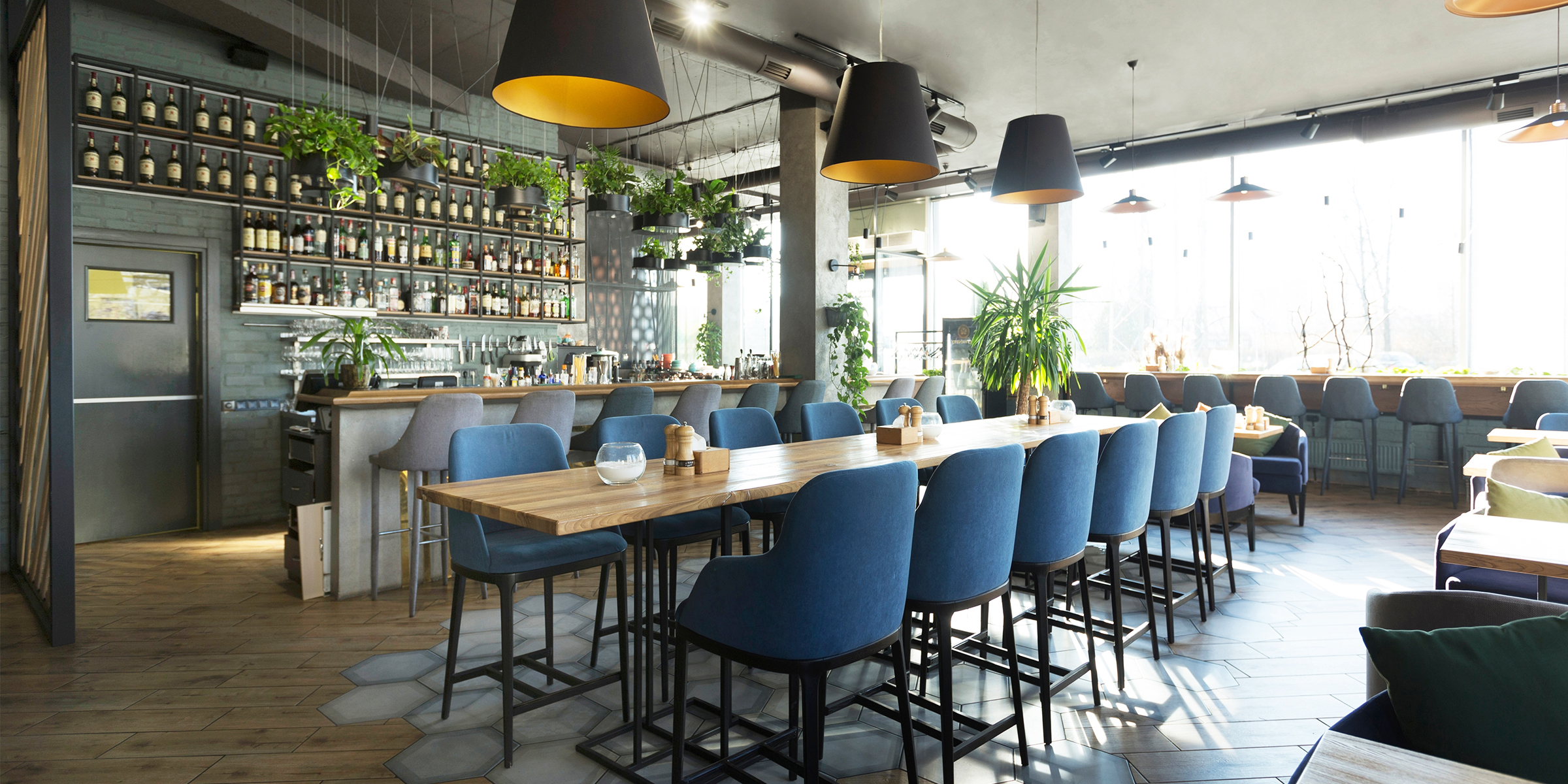 Un restaurante de lujo con sillas vacías | Fuente: Shutterstock