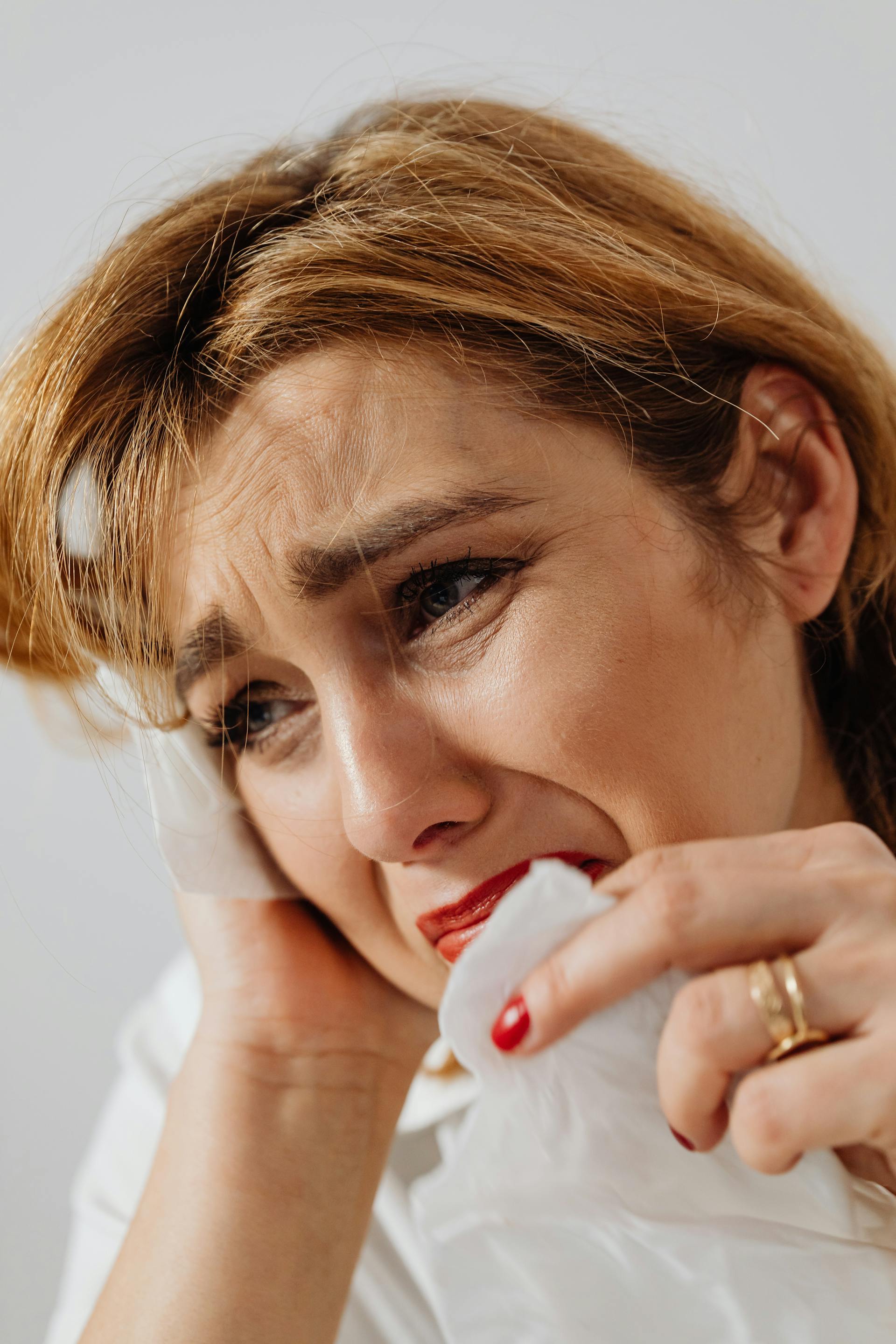Primer plano de una mujer sollozando | Fuente: Pexels