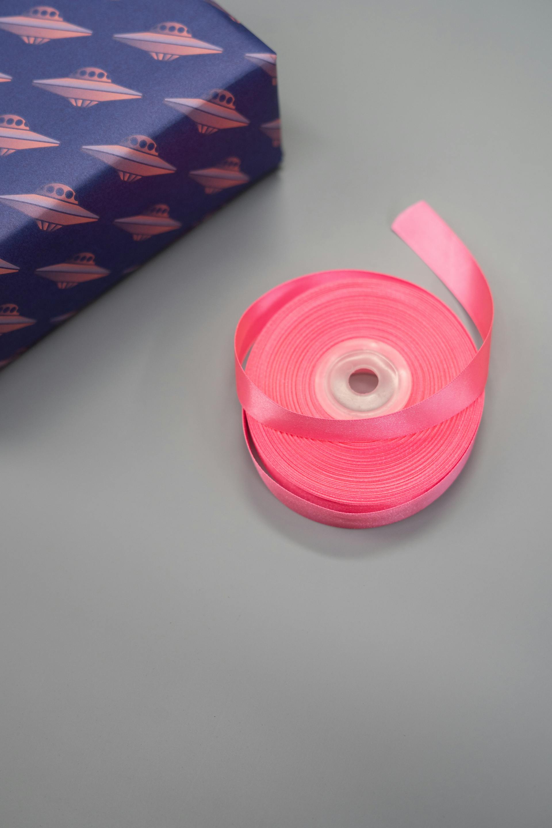 Cinta rosa junto a un regalo | Fuente: Pexels