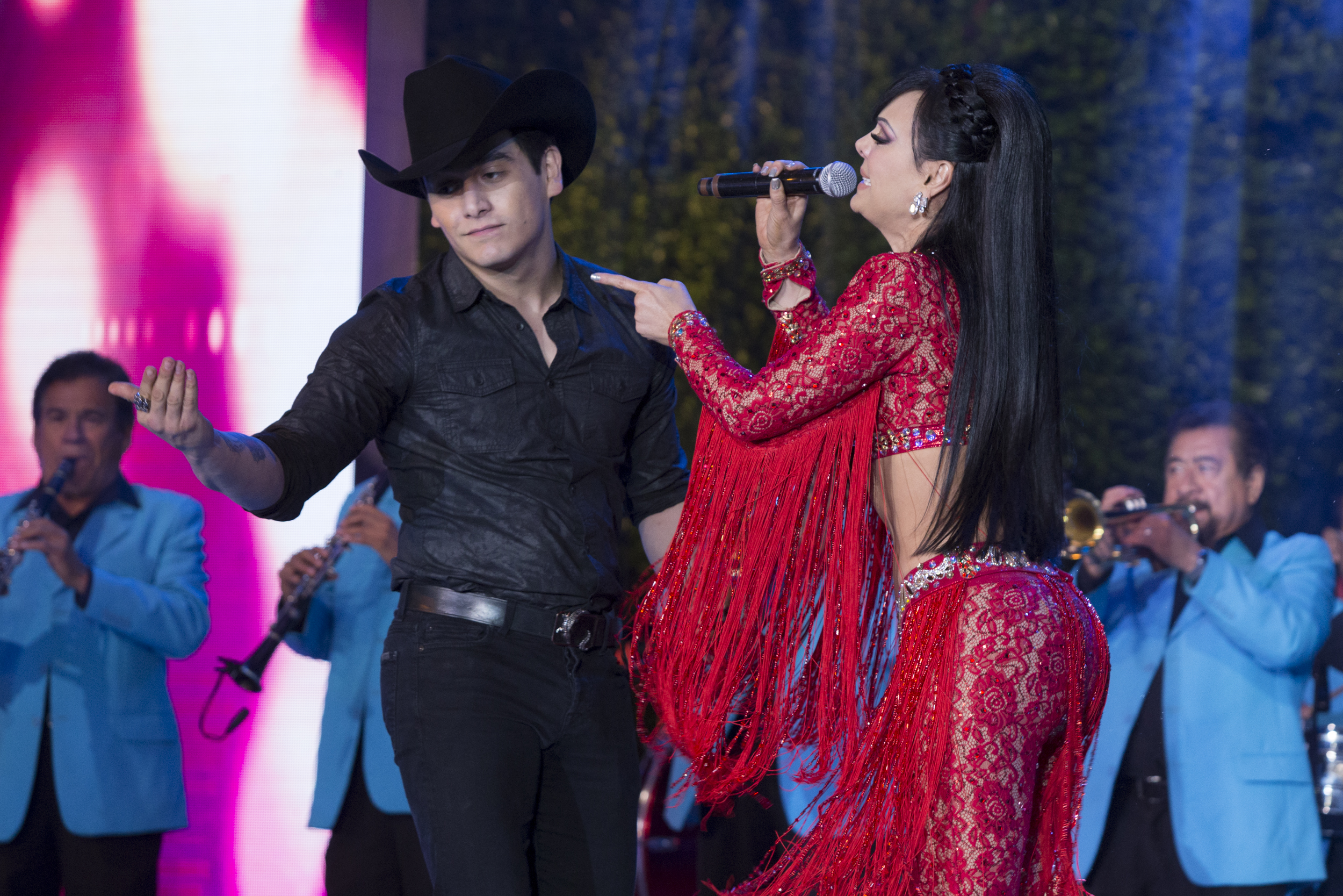 Julián Figueroa y su madre Maribel Guardia actuando durante el primer día de Teletón 2016 el 9 de diciembre de 2016 en la Ciudad de México, México. | Fuente: Getty Images.