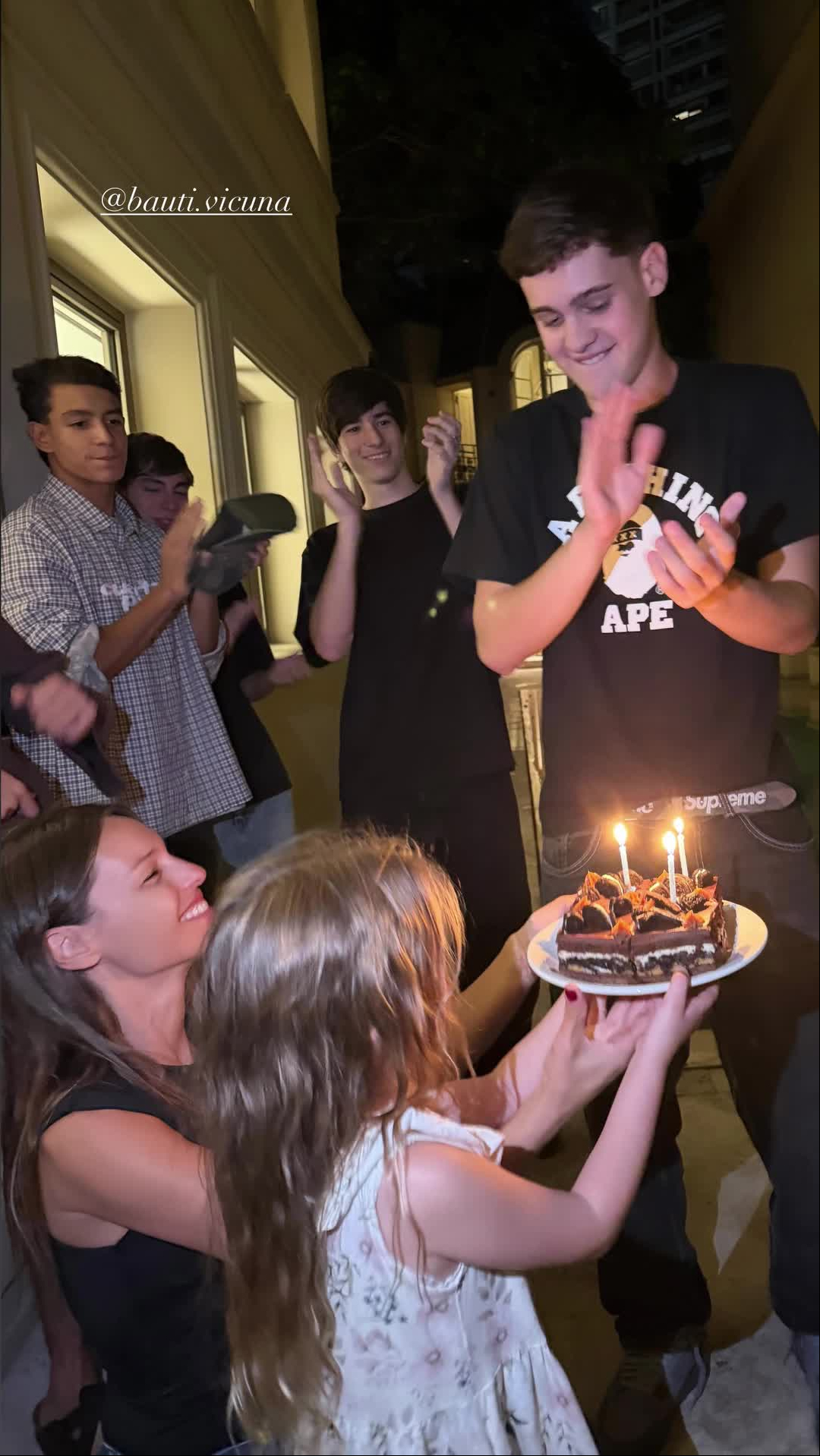 Bautista Vicuña, hijo de Pampita Ardohain y Benjamín Vicuña, celebrando su cumpleaños número 18 junto a familiares y amigos | Fuente: Instagram Stories/pampitaoficial