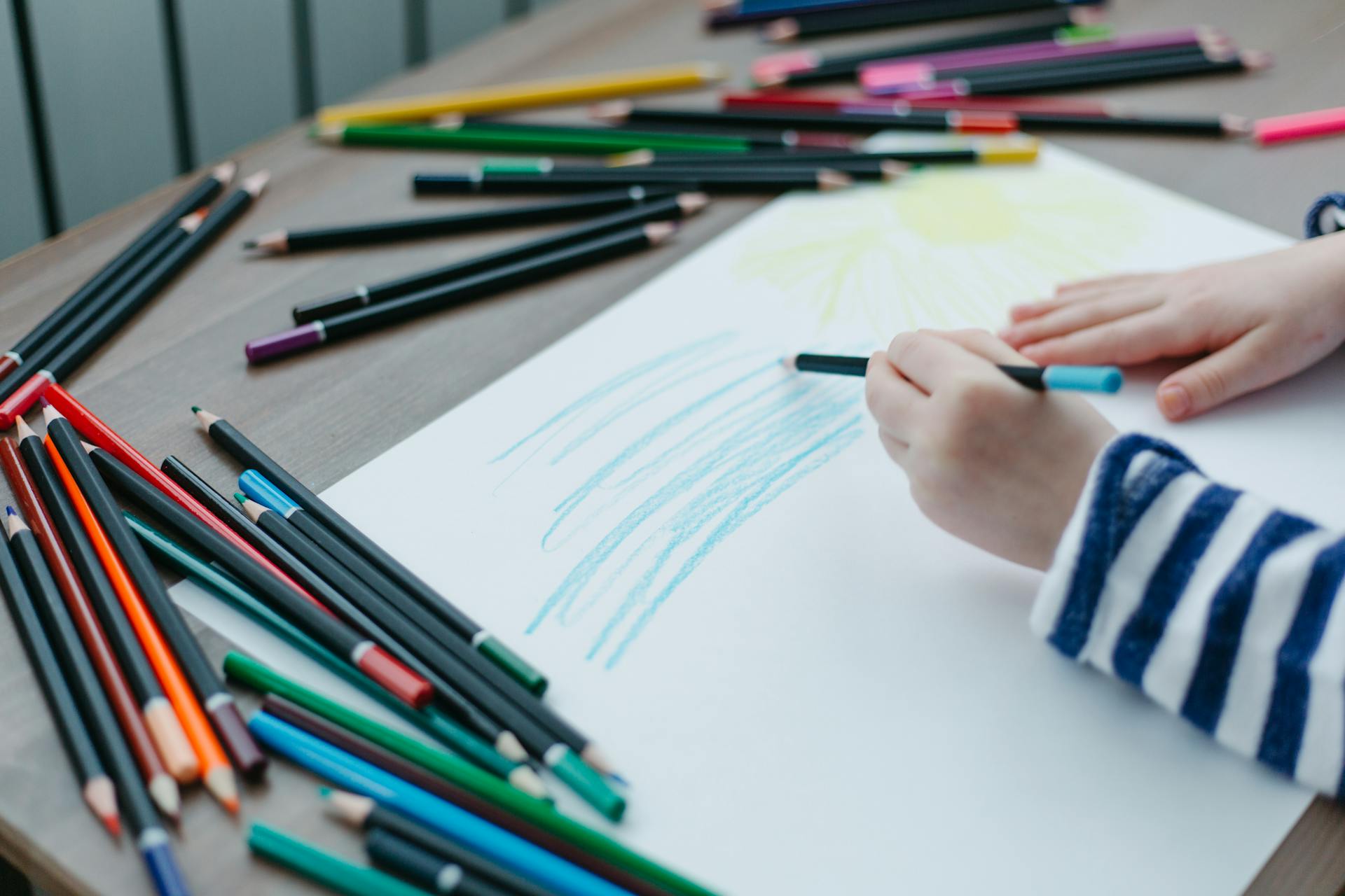 Un niño coloreando en un papel | Fuente: Pexels