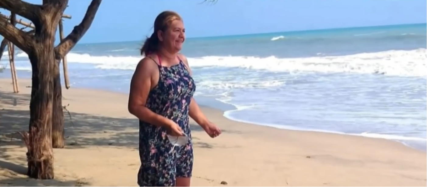 Martha Sepúlveda caminando por una playa | Fuente: YouTube/N+ UNIVISION