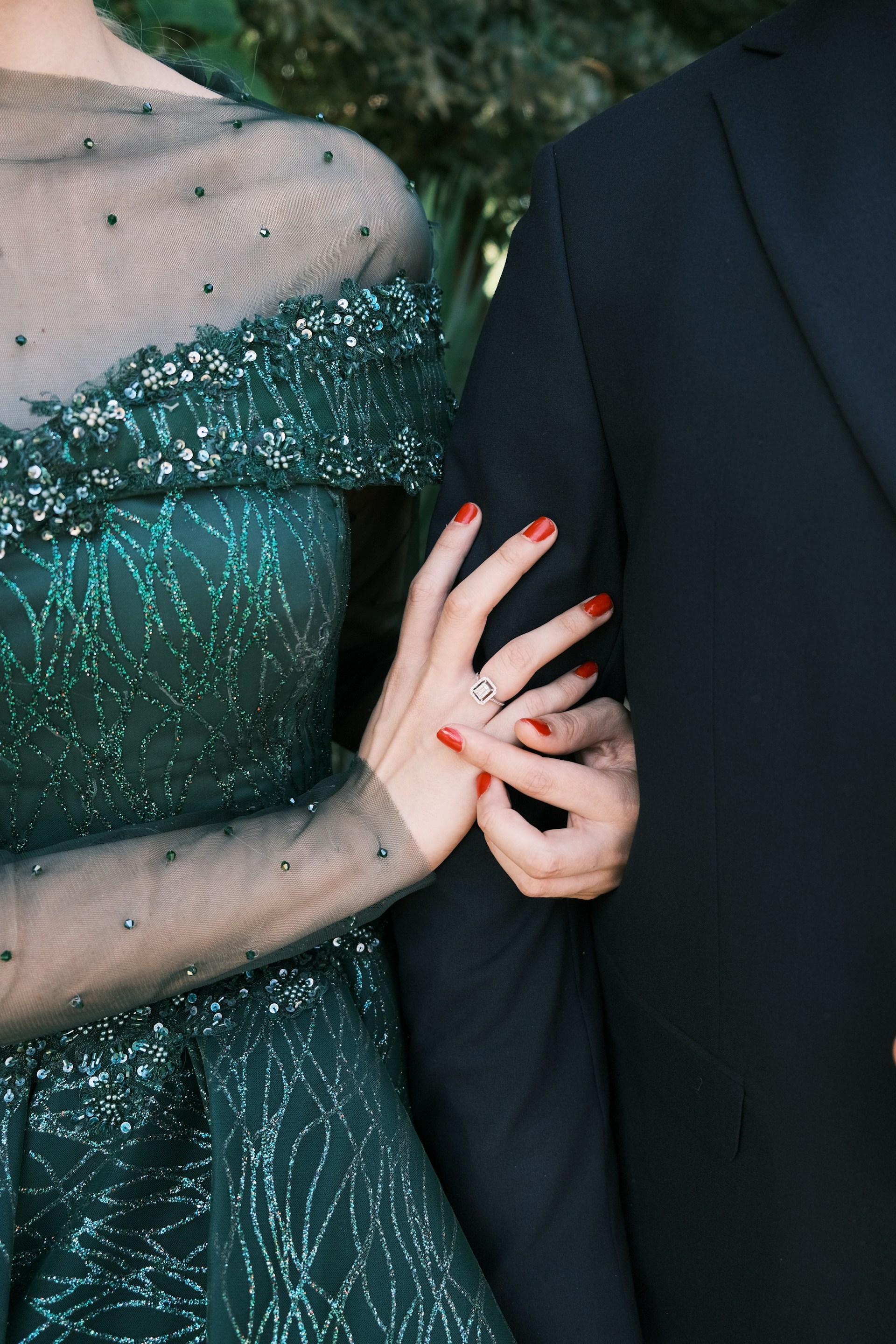 Una mujer del brazo de un hombre | Fuente: Unsplash