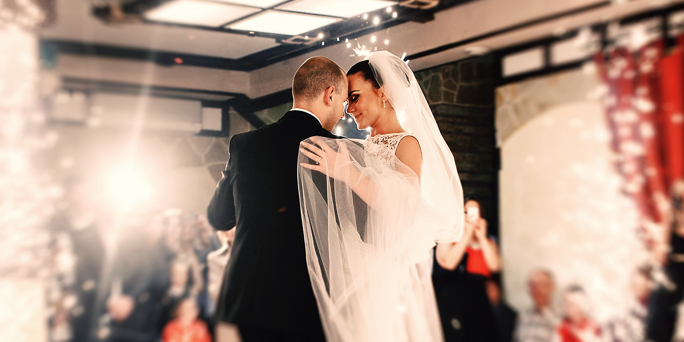 Recién casados celebrando su primer baile | Fuente: Freepik