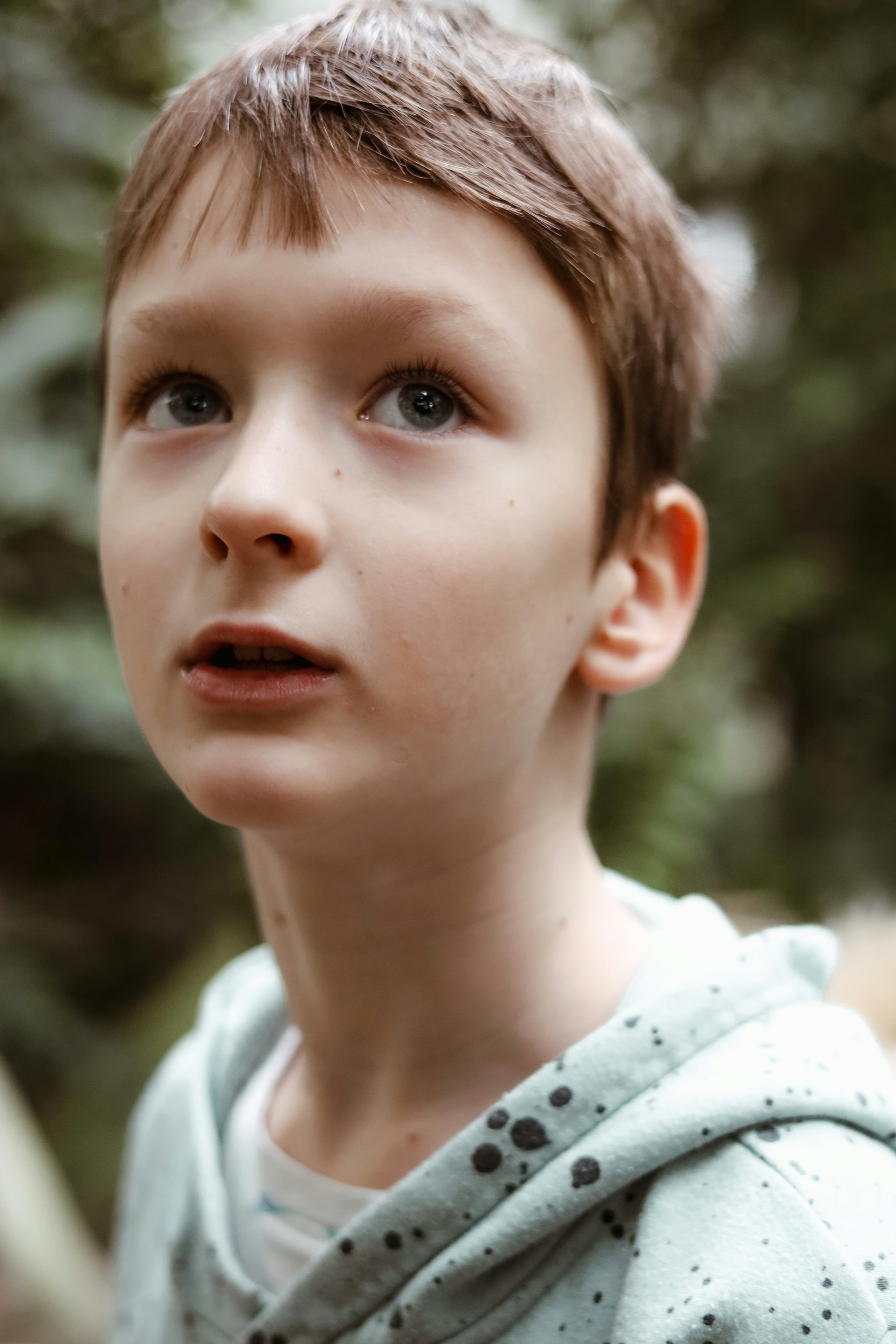 Un niño mirando a alguien | Fuente: Unsplash
