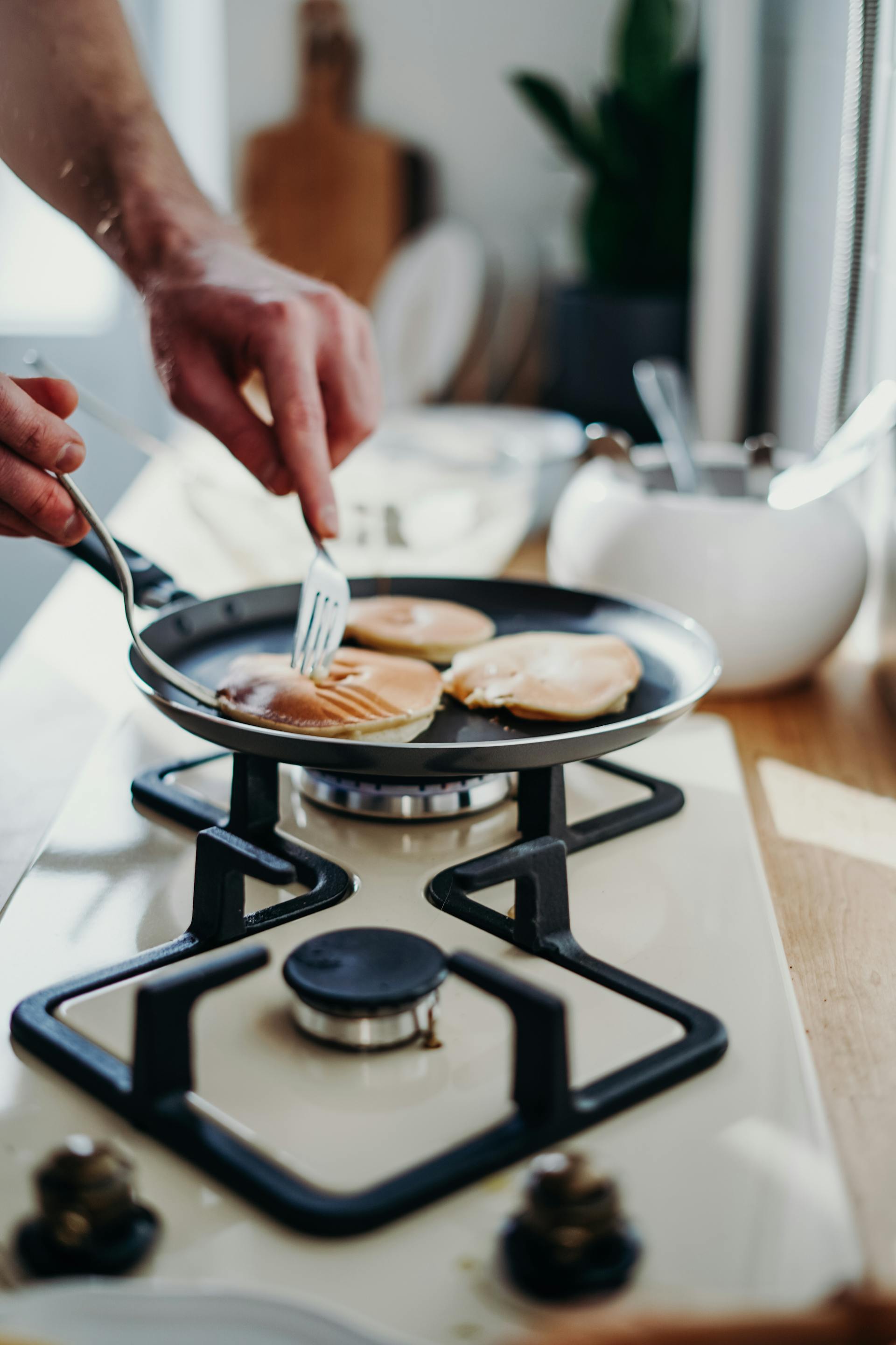 Primer plano de un hombre cocinando panqueques | Fuente: Pexels