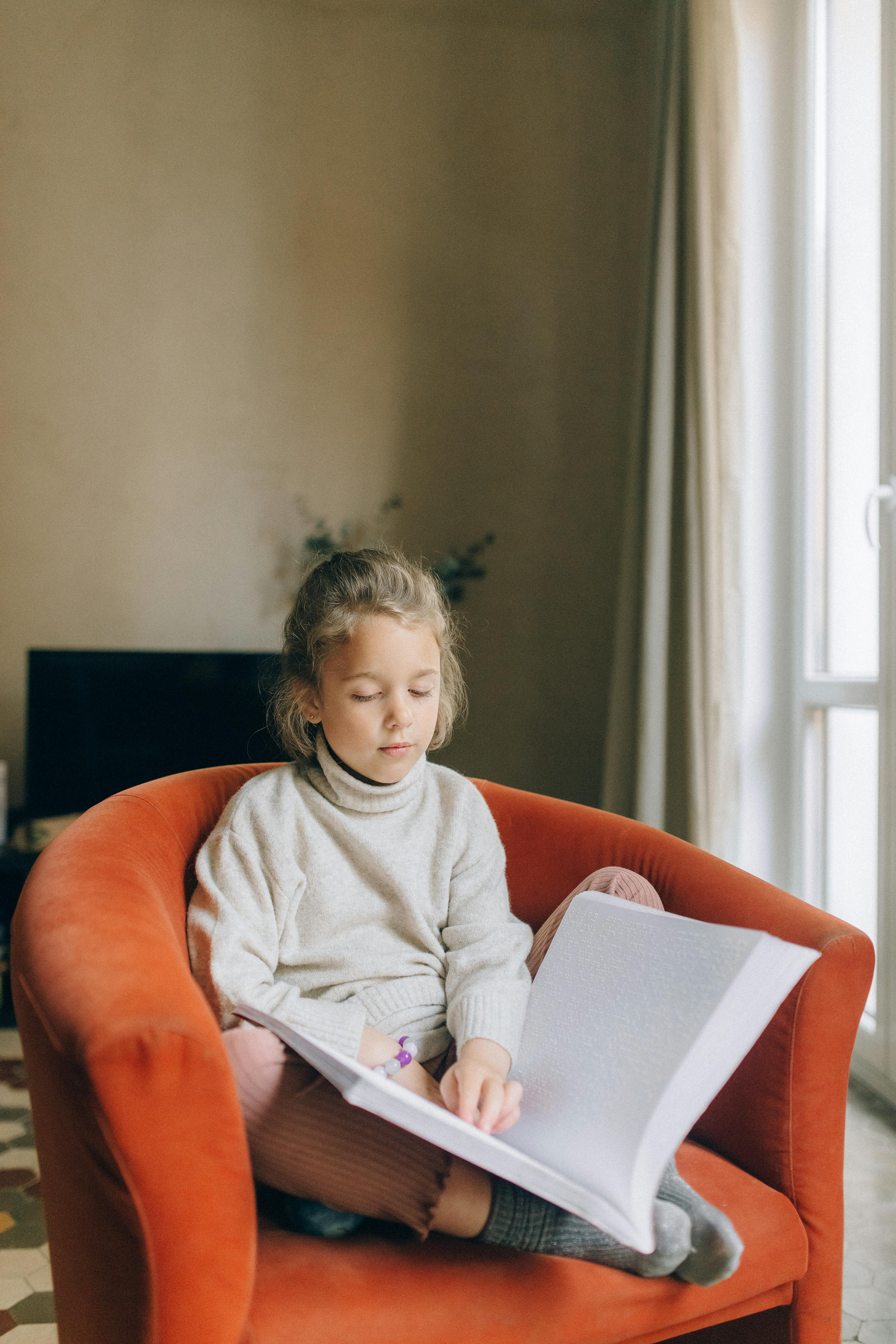 Una niña leyendo Braille | Fuente: Pexels