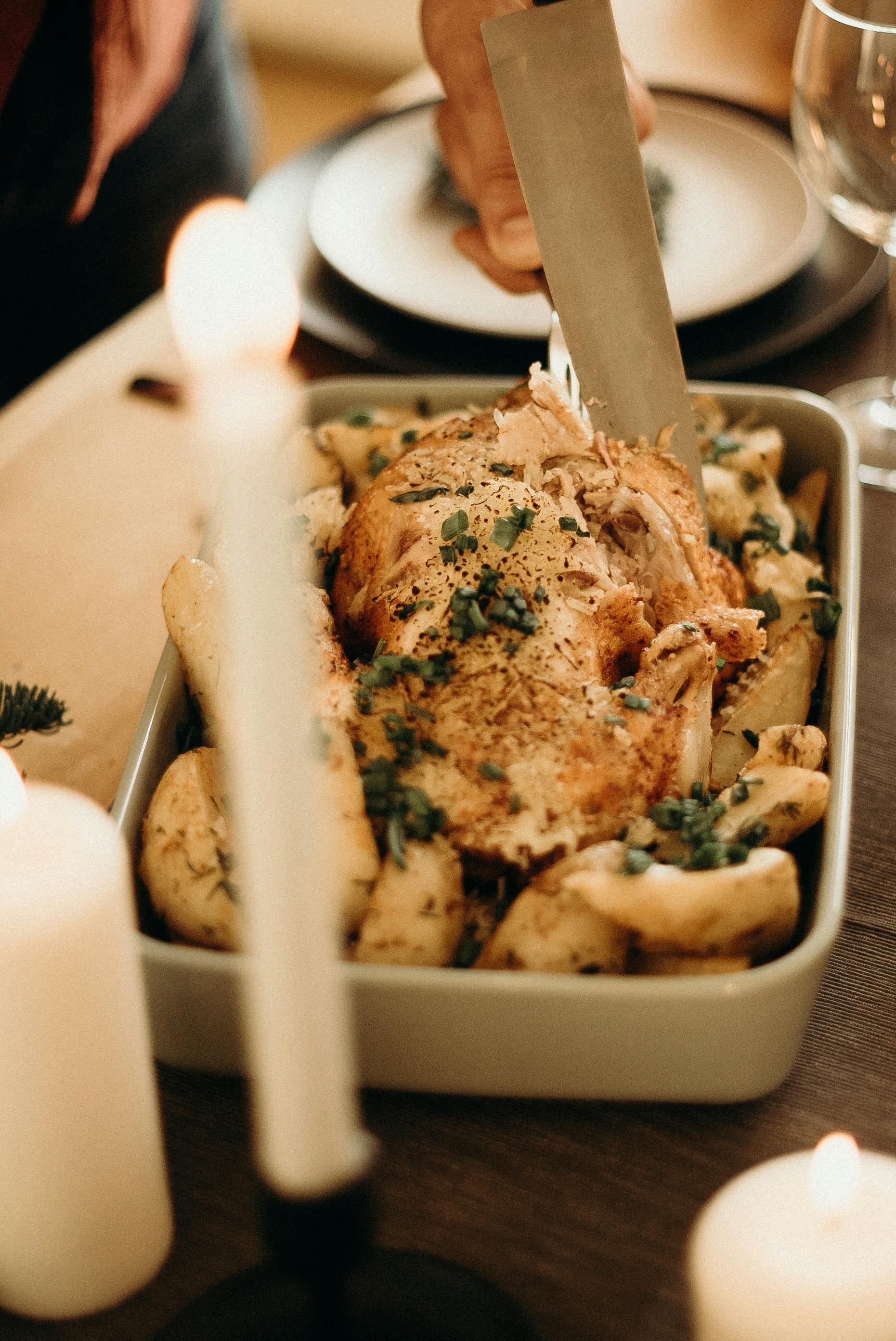 Un pollo asado en una cazuela | Fuente: Pexels