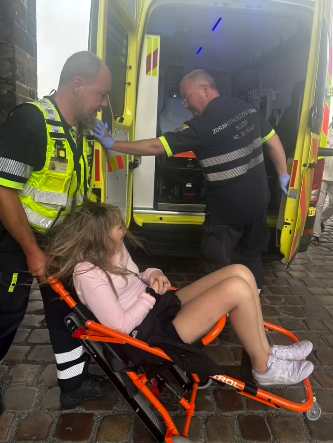 Shanik Berman mientras es atendida por los paramédicos tras su caída en el Puente de Carlos, en Praga | Fuente: Instagram/shanikberman