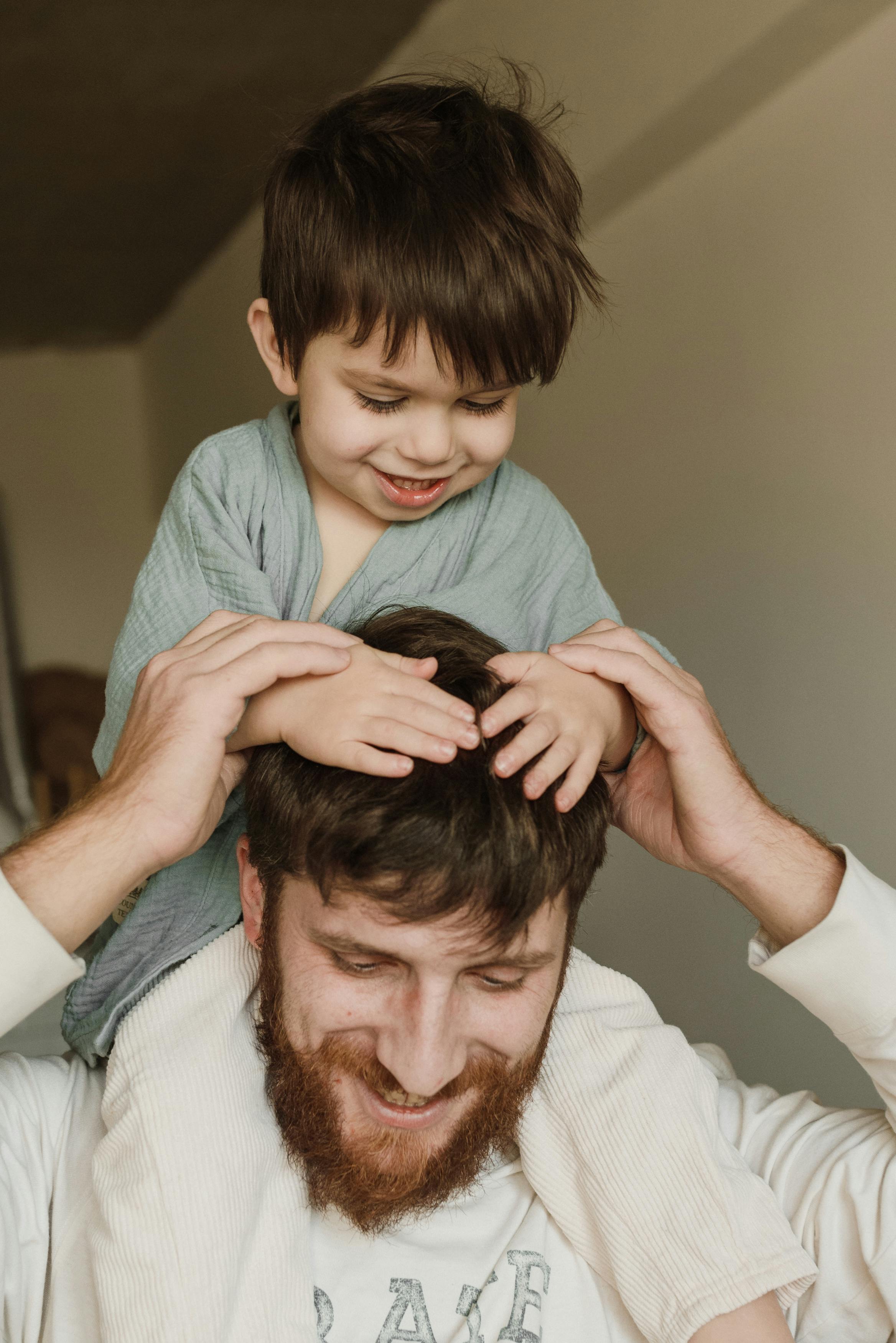 Un padre y su hijo felices | Fuente: Pexels