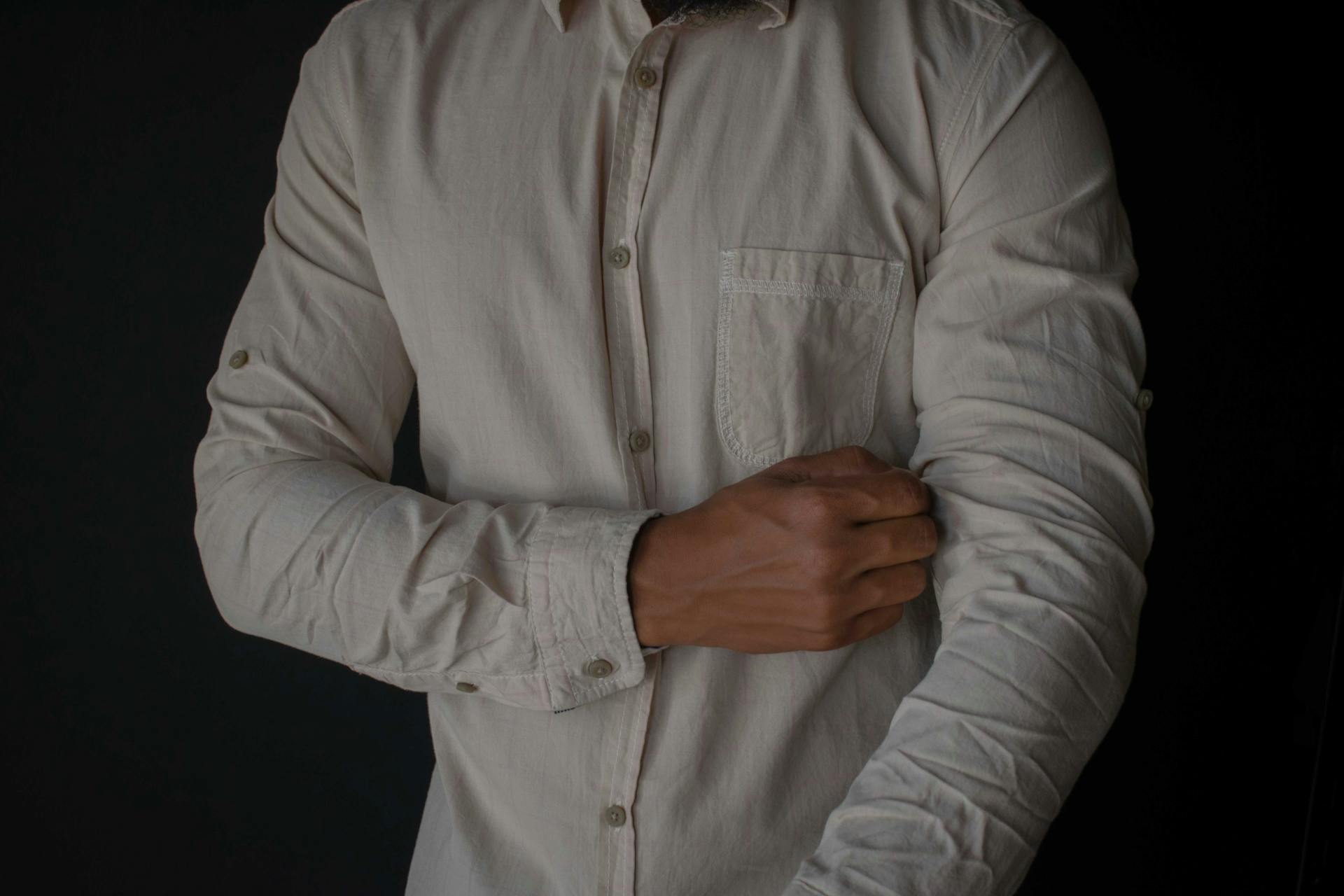 Un hombre con camisa blanca de botones | Fuente: Pexels