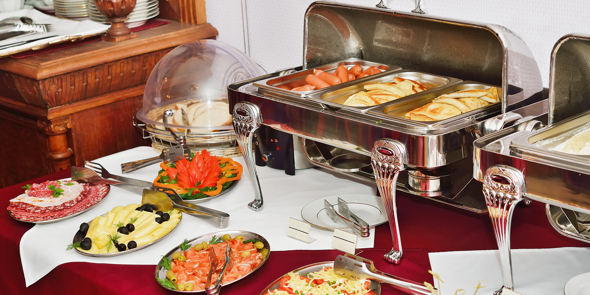 Un bufé sobre una mesa | Fuente: Shutterstock